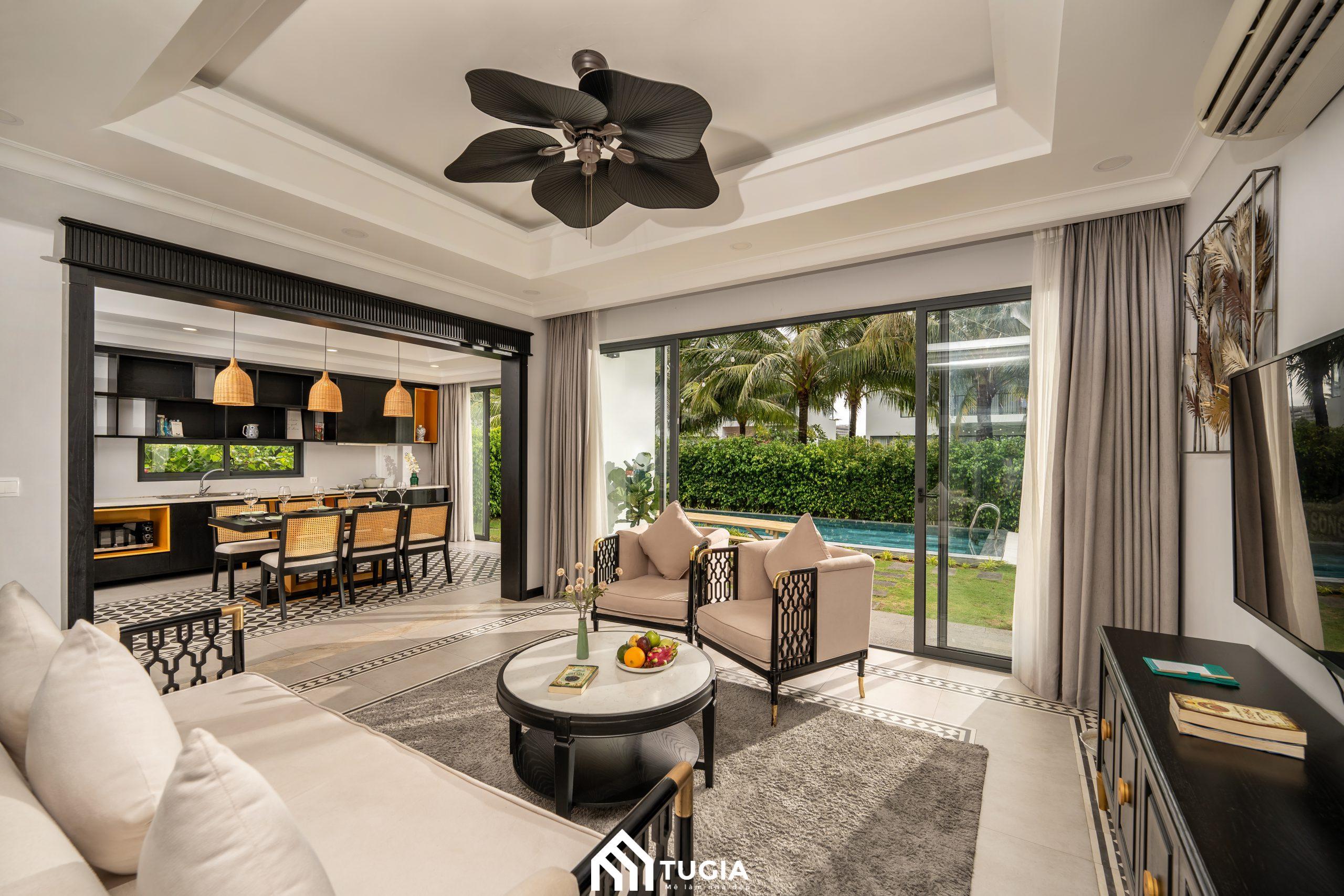 Mẫu phòng khách mang phong cách Indochine cho Villa có quạt trần làm điểm nhấn được thiết kế riêng theo yêu cầu của gia chủ