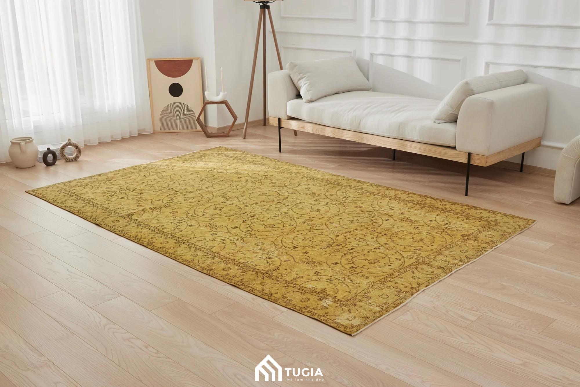 Mẫu phòng khách Vintage decor tối giản với thảm vàng làm điểm nhấn trên nền chủ đạo trắng