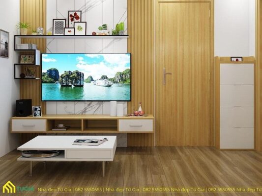 Phòng khách nổi bật với vách TV ốp đá và lam gỗ kết hợp kệ treo tường ấn tượng