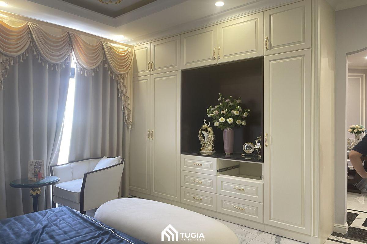 Phòng ngủ của vợ chồng Chú Giang sẽ được bố trí với đầy đủ các đồ nội thất cơ bản như giường ngủ, tủ quấn áo kịch trần, ghế thư giãn,..