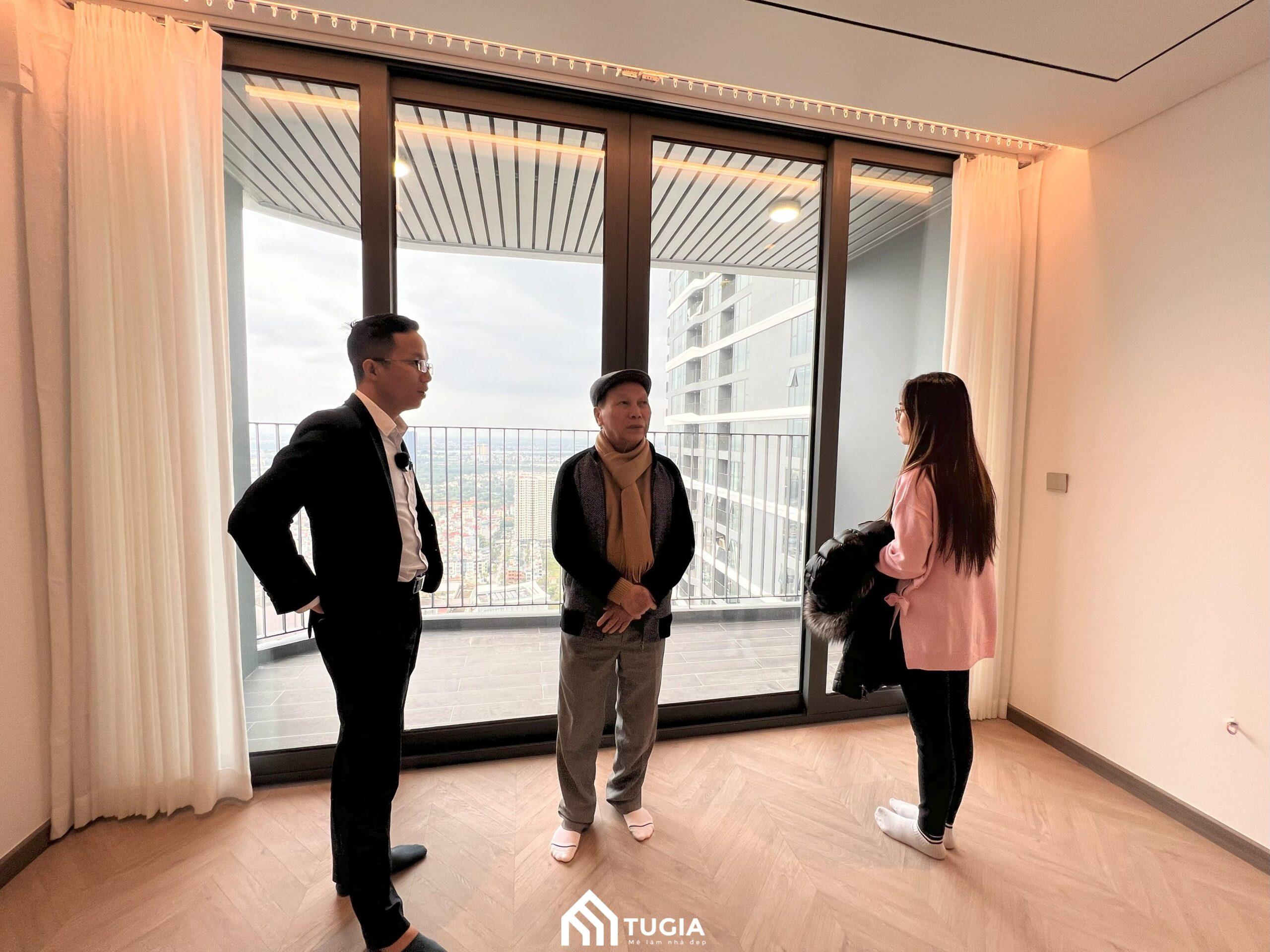 Nội thất Tứ Gia tiến hành khảo sát công trình thực tế và ký kết hợp đồng thi công