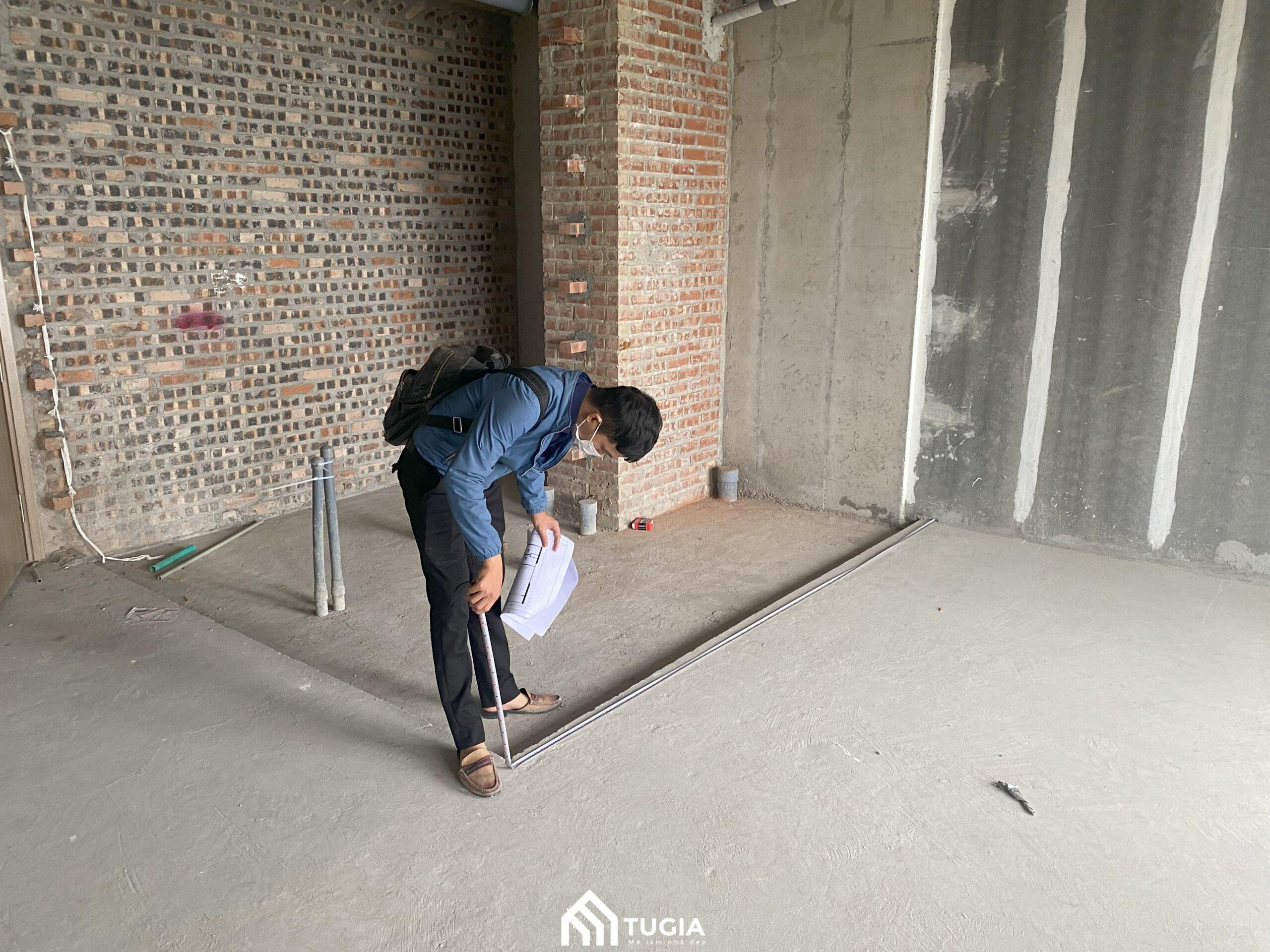 Nội thất Tứ Gia đo đạc và lấy số liệu để thi công