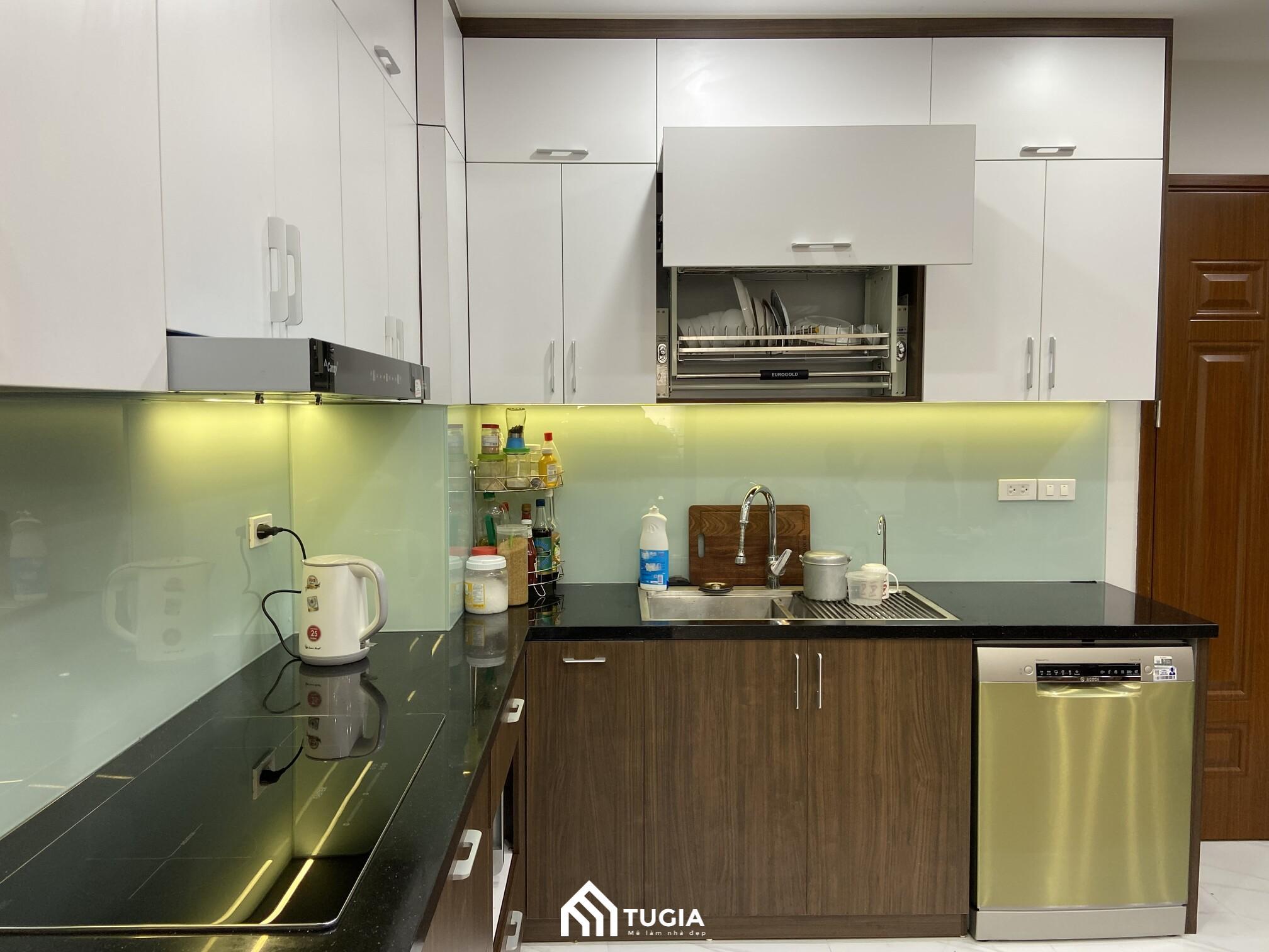 Thi công tủ bếp chữ L với chất liệu gỗ công nghiệp MDF phủ Acrylic