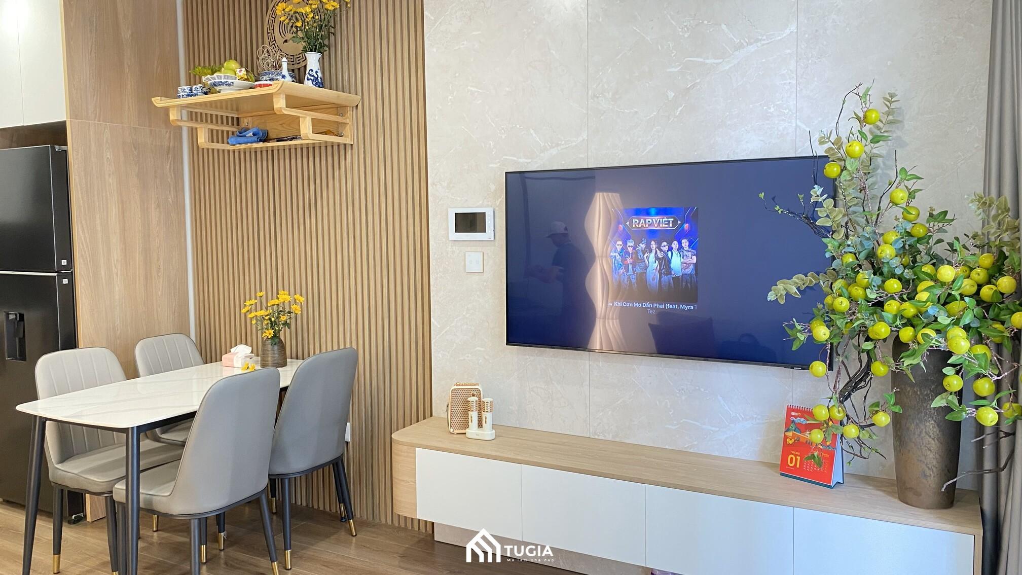 Lam gỗ được sử dụng để trang trí tường, tạo điểm nhấn cho không gian phòng khách và khu vực bàn ăn