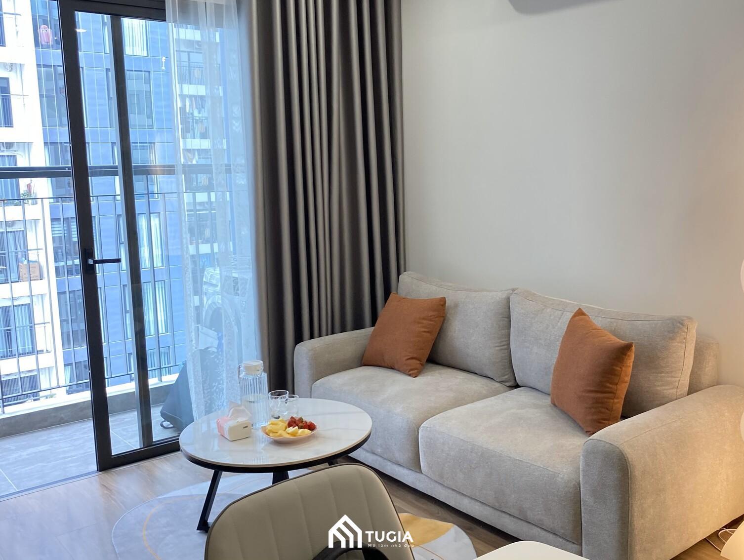 Bố trí bộ sofa nỉ nhung cùng bàn trà mini ngay cạnh ban công sẽ là điểm nhấn của toàn bộ không gian