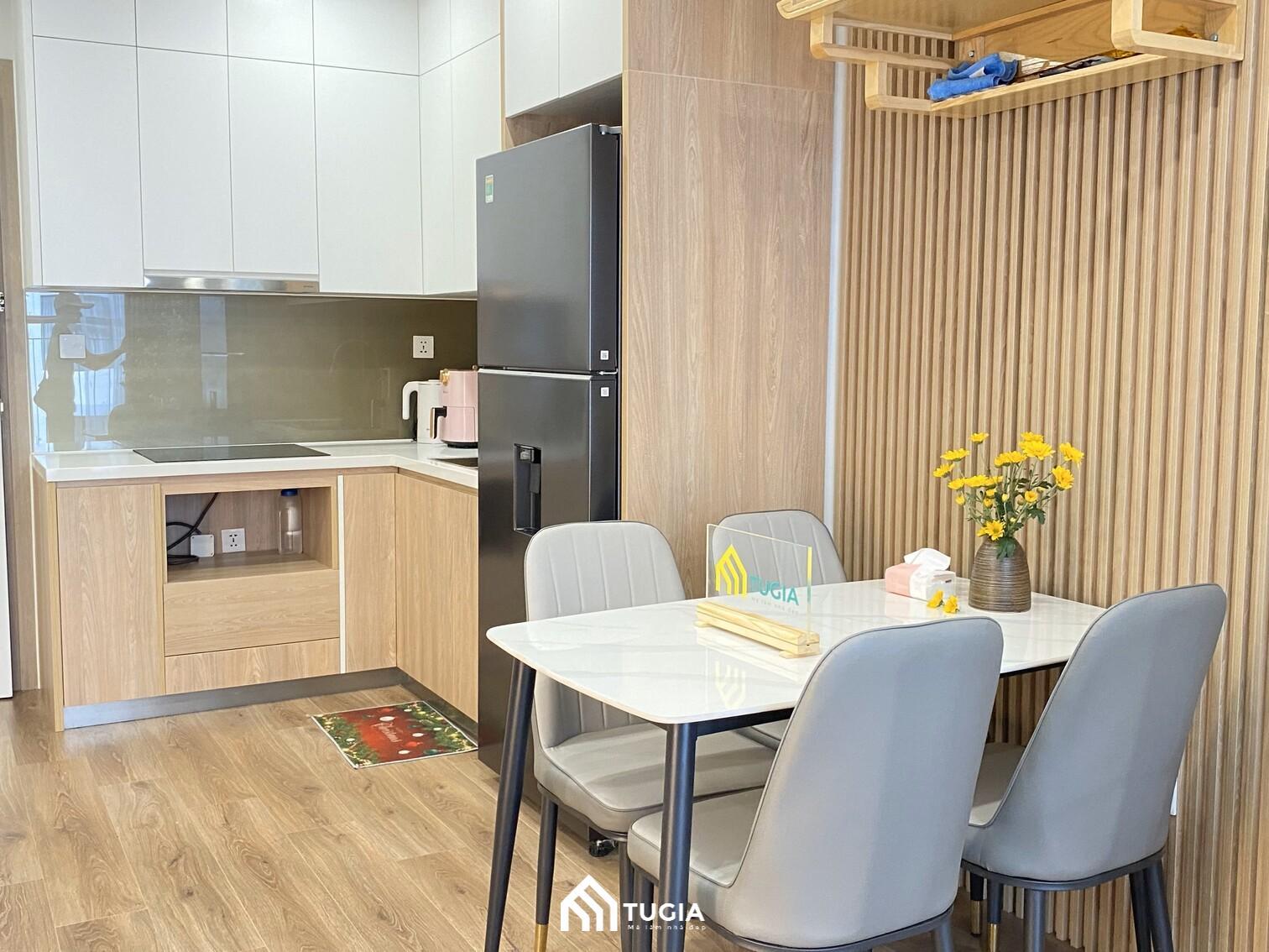 Hệ tủ bếp gỗ công nghiệp MDF cùng bộ bàn ăn mặt đá với 4 ăn ghế ăn bọc đệm sofa em ái và hiện đại