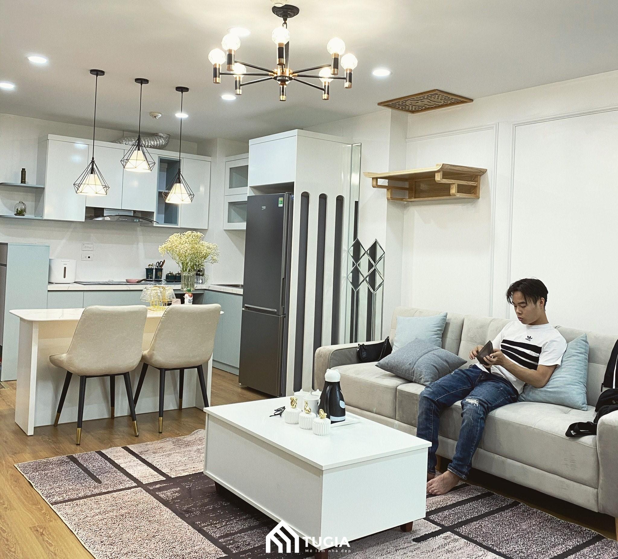 Phòng khách và bếp liên thông với nhau tạo cảm giác kết nối cho không gian