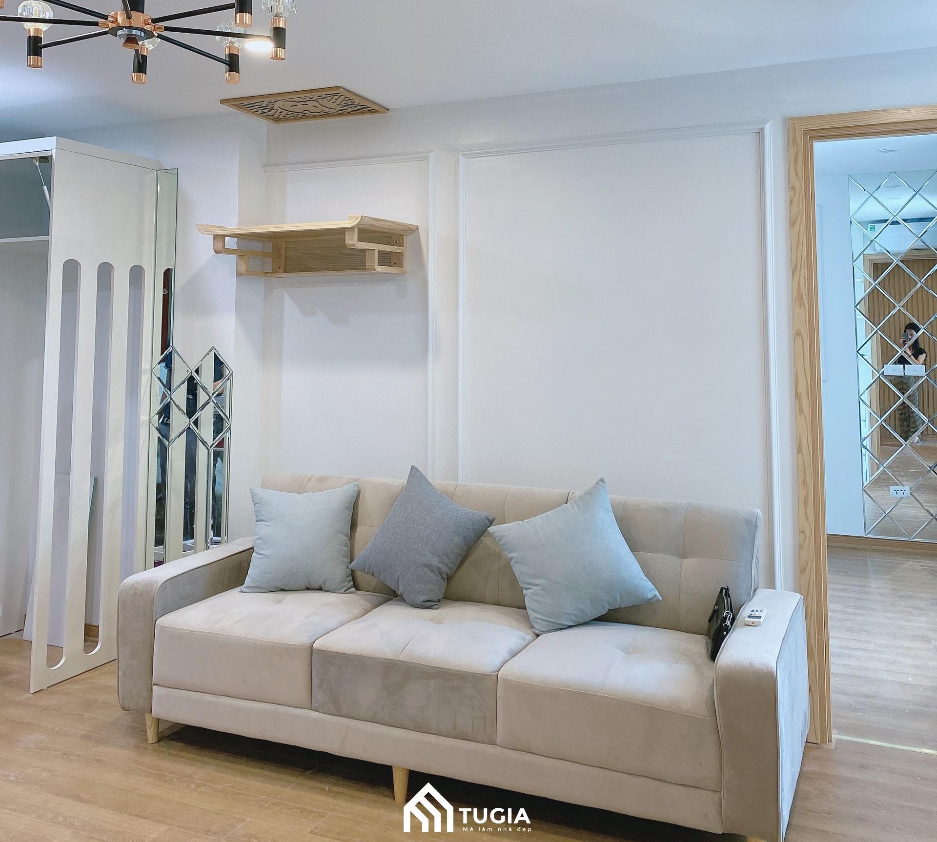 Bộ sofa nỉ với thiết kế hiện đại với gam màu trung tính nhẹ nhàng, tạo cảm giác ấm cúng và tinh tế cho không gian phòng khách