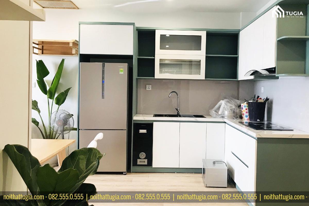 Bố trí bếp chữ L với hệ thông tủ bếp màu trắng xanh được làm từ gỗ công nghiệp phủ Acrylic