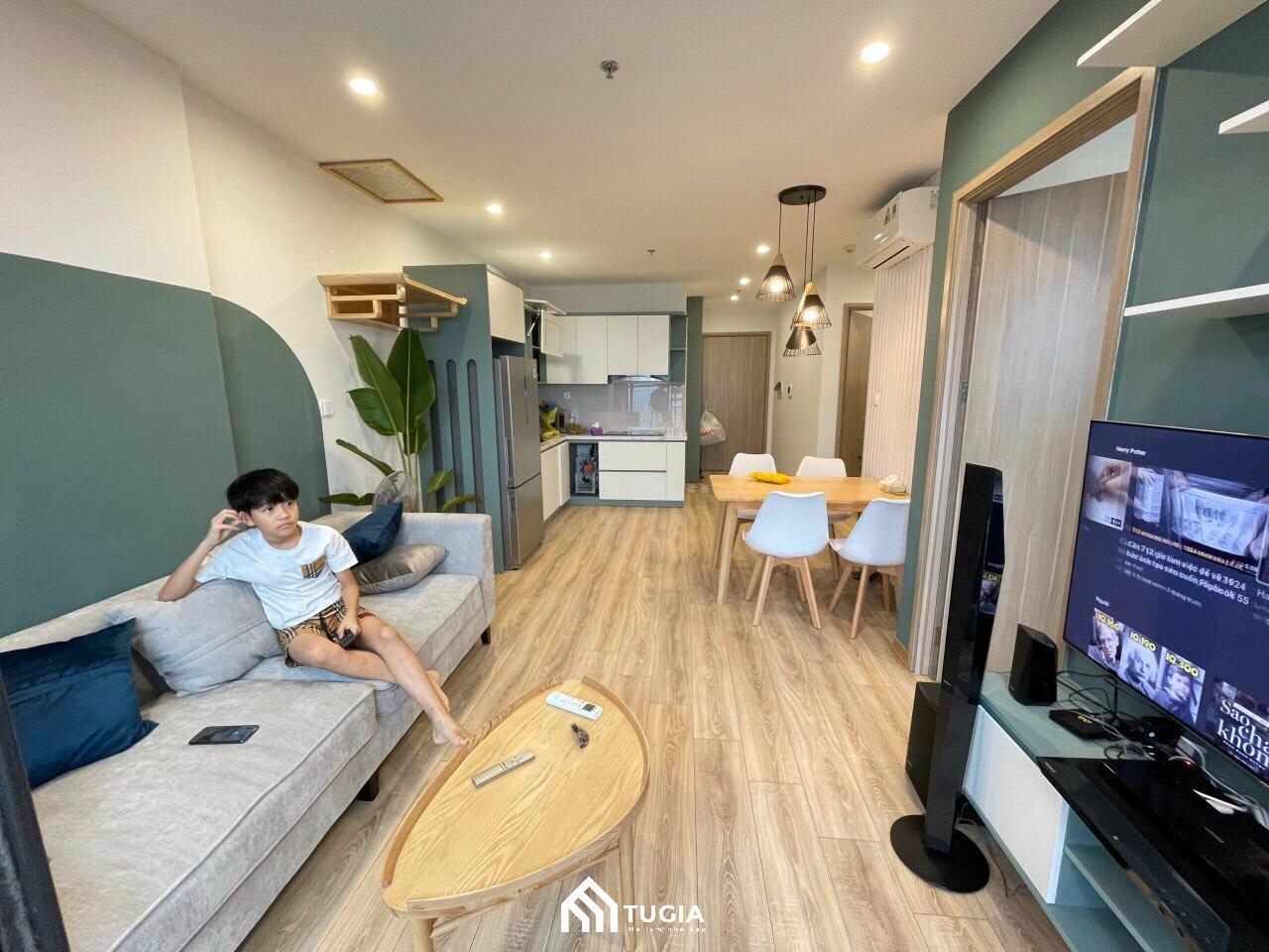 Bàn trà gỗ có kiểu dáng bo tròn mềm mại, phù hợp với không gian phòng khách nhỏ gọn