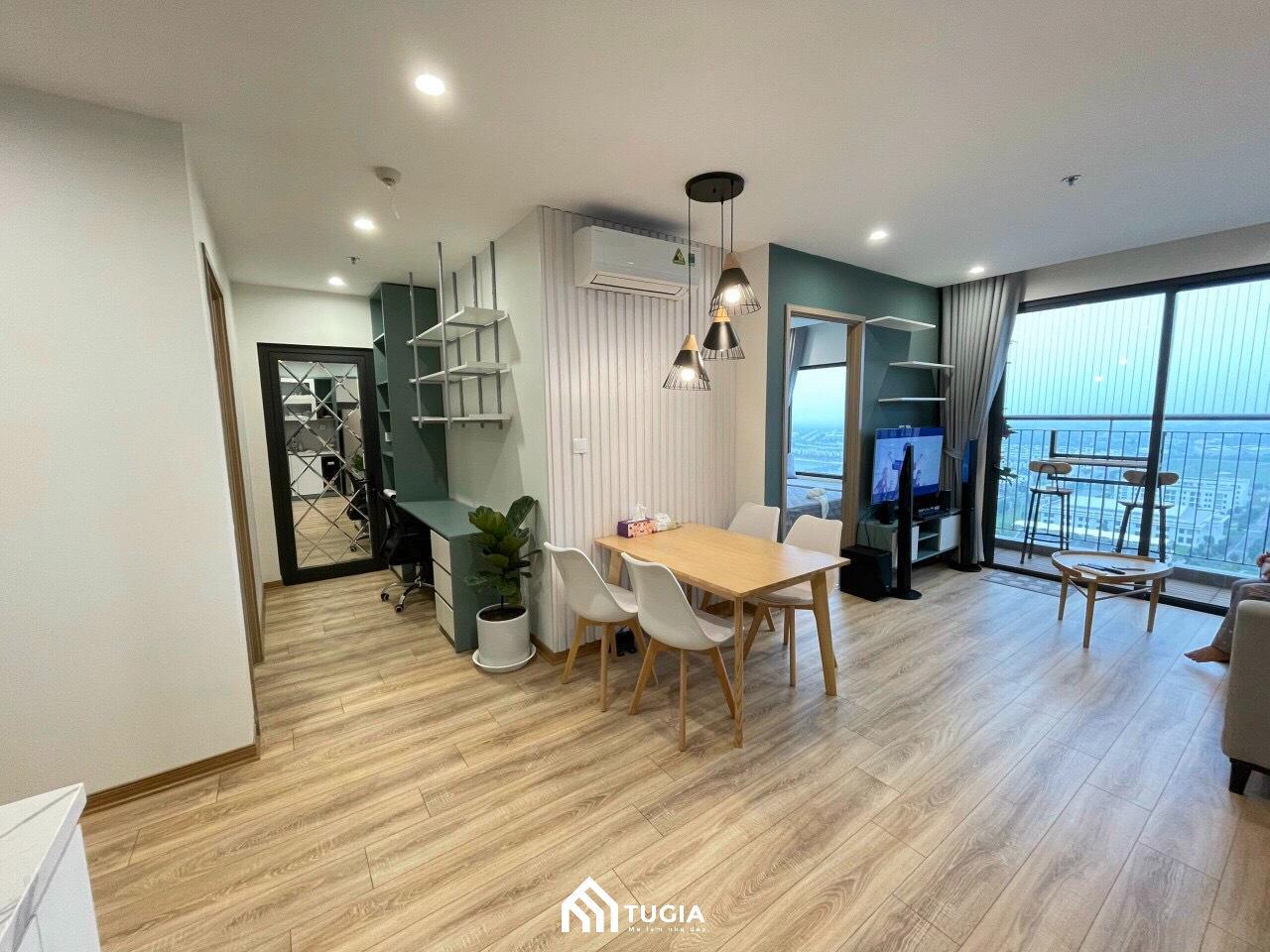 Căn hộ được thi công với sàn gỗ công nghiệp cao cấp giúp tăng tính thẩm mỹ và thuận tiện cho quá trình đi lại