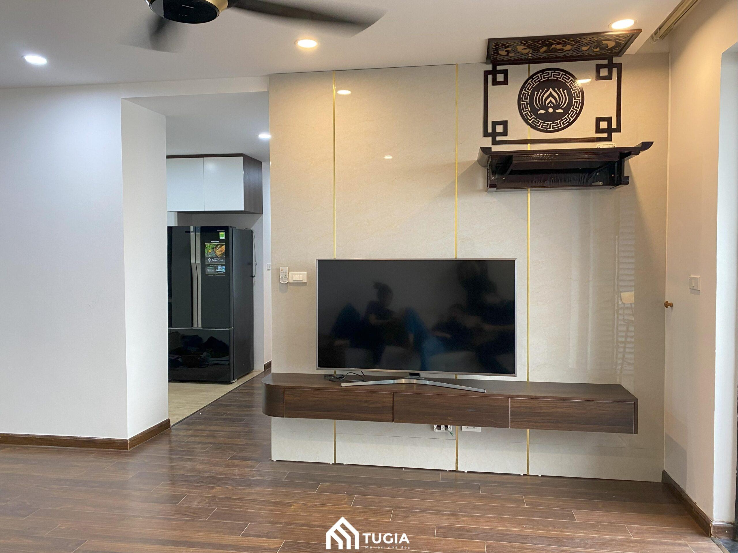 Phòng khách căn hộ với bàn thờ treo giúp tiết kiệm diện tích
