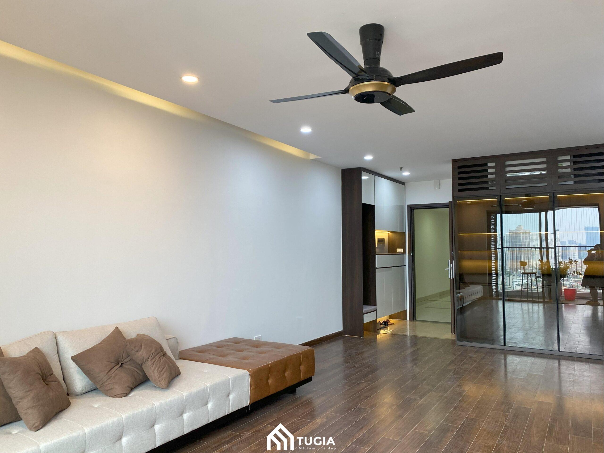Bộ sofa nỉ kết hợp da với hai màu trắng kem và nâu tạo điểm nhấn tinh tế