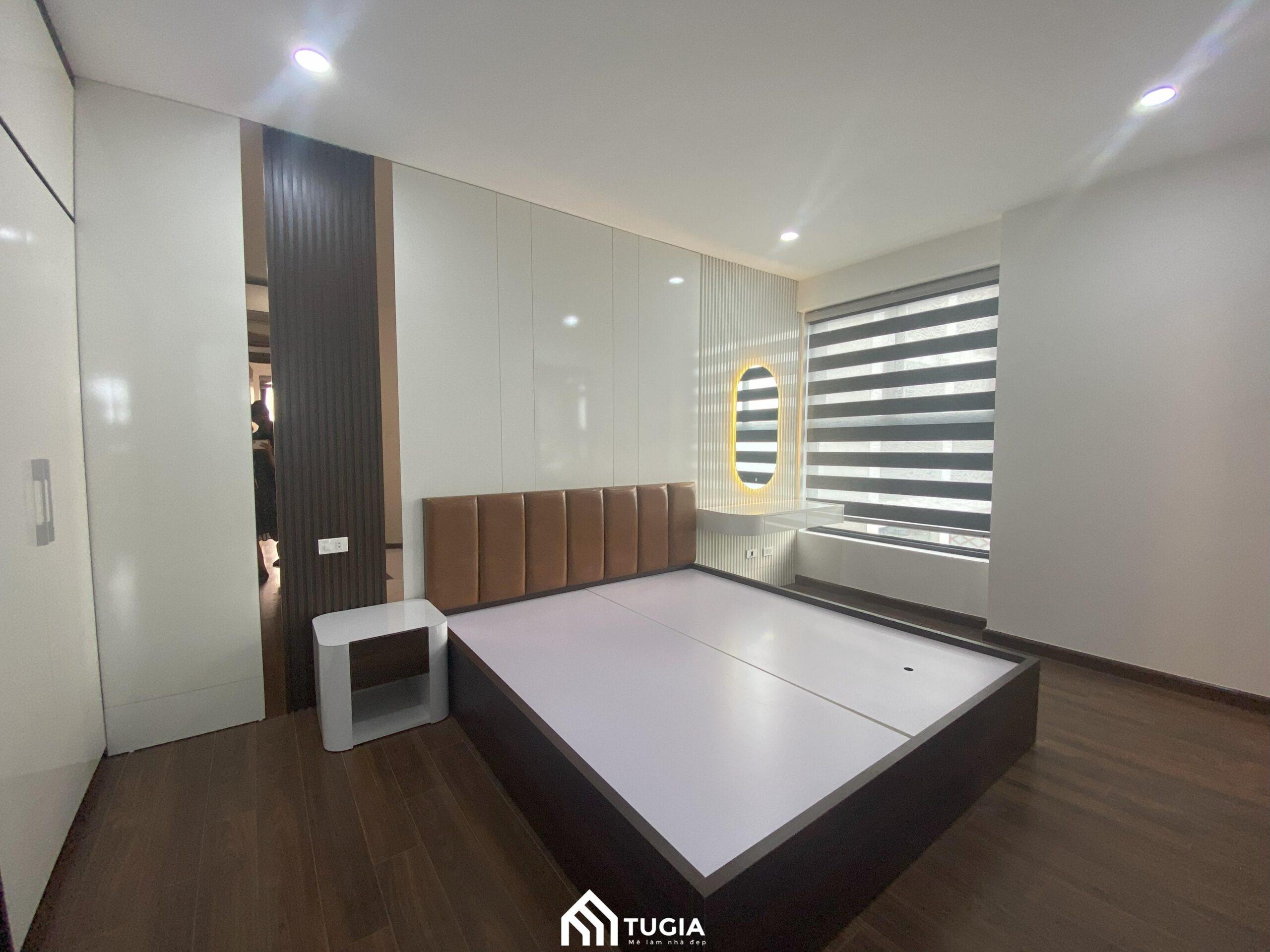 Phòng ngủ rộng rãi với cửa sổ ngay cạnh bàn trang điểm cùng hệ thống đèn âm tường giúp bổ sung ánh sáng cho căn phòng