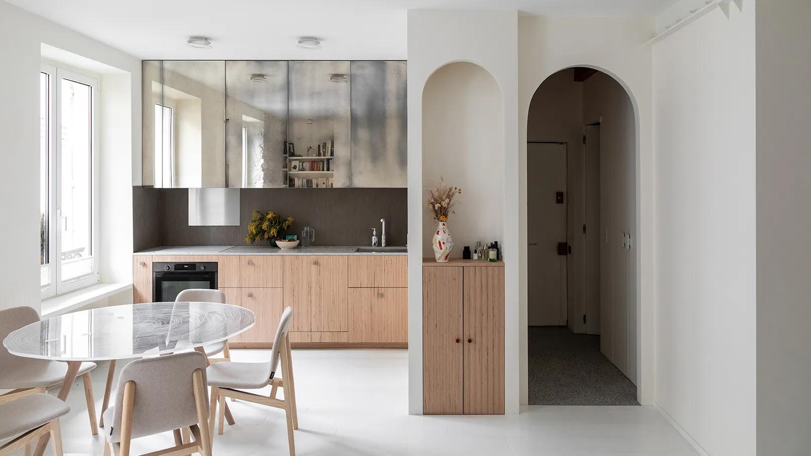 Thiết kế bếp căn hộ chung cư 2 phòng ngủ thường sử dụng những vật liệu chống ấm tốt như gỗ MDF hay MFC