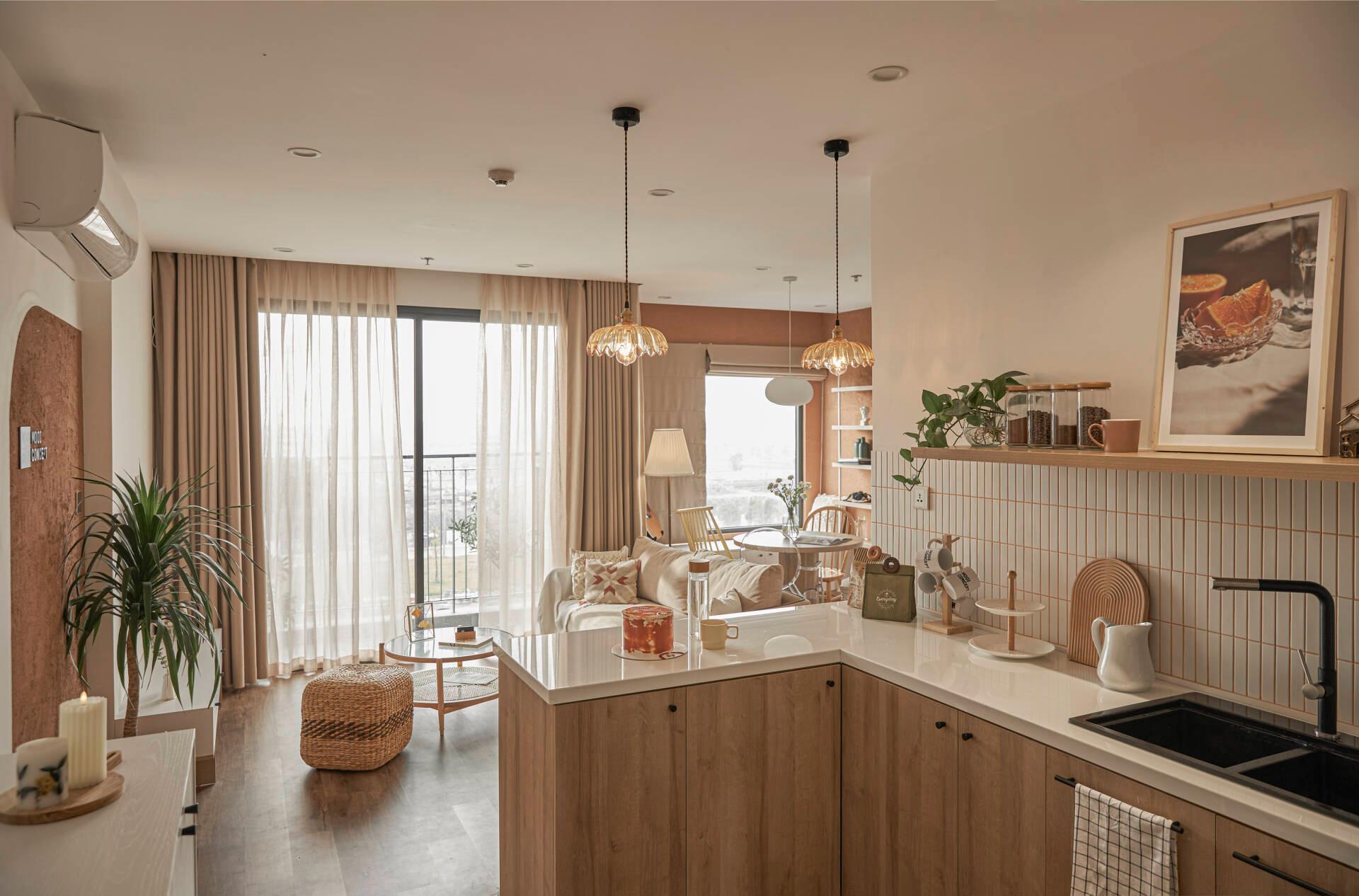Mẫu tủ bếp chung cư 2 phòng ngủ bằng gỗ công nghiệp MDF chống ẩm là sự lựa chọn phổ biến hiện nay