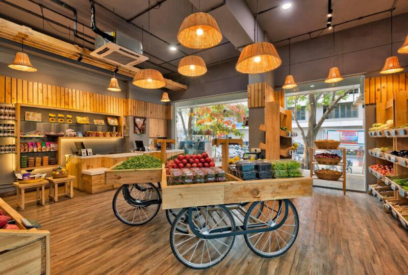 Khi thiết kế nội thất shop trái cây nên ưu tiên sử dụng tông màu thương hiệu