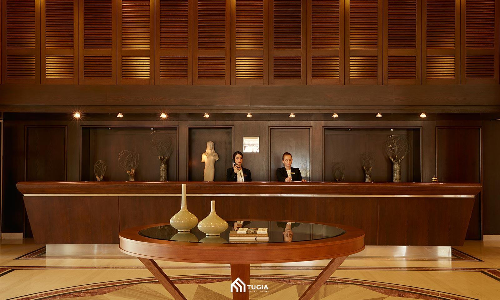 Ý tưởng thiết kế nội thất khách sạn hiện đại với quầy lễ tân bằng gỗ sang trọng