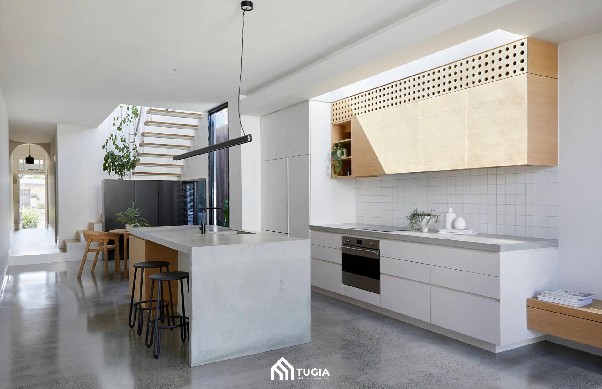 Phòng bếp sáng sủa được thiết kế với tone màu trắng tạo cảm giác dễ chịu cho không gian nhà ống 4m
