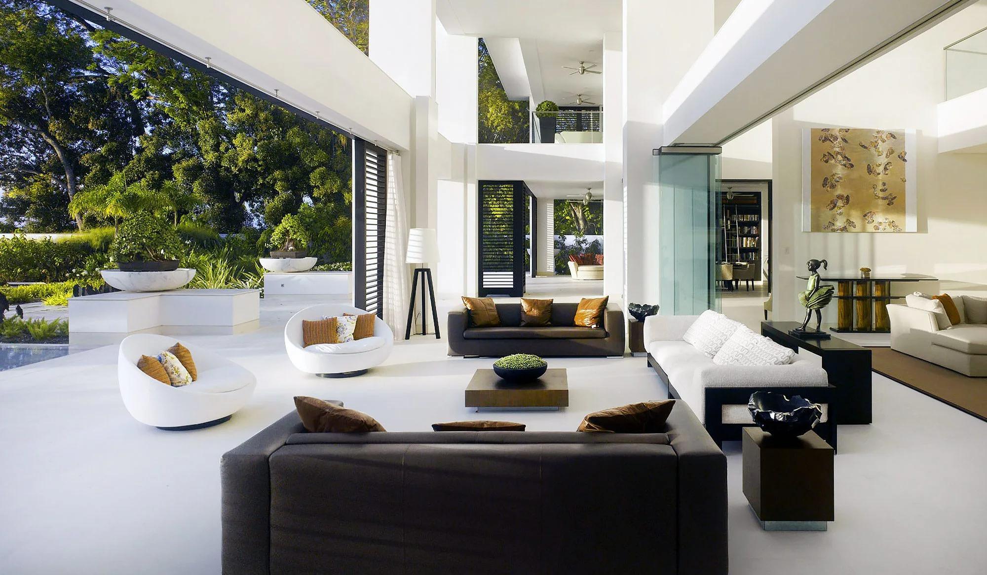 Bố trí nội thất phòng khách rộng cho siêu biệt thự với bộ sofa lớn, kết nối với sân vườn hiện đại