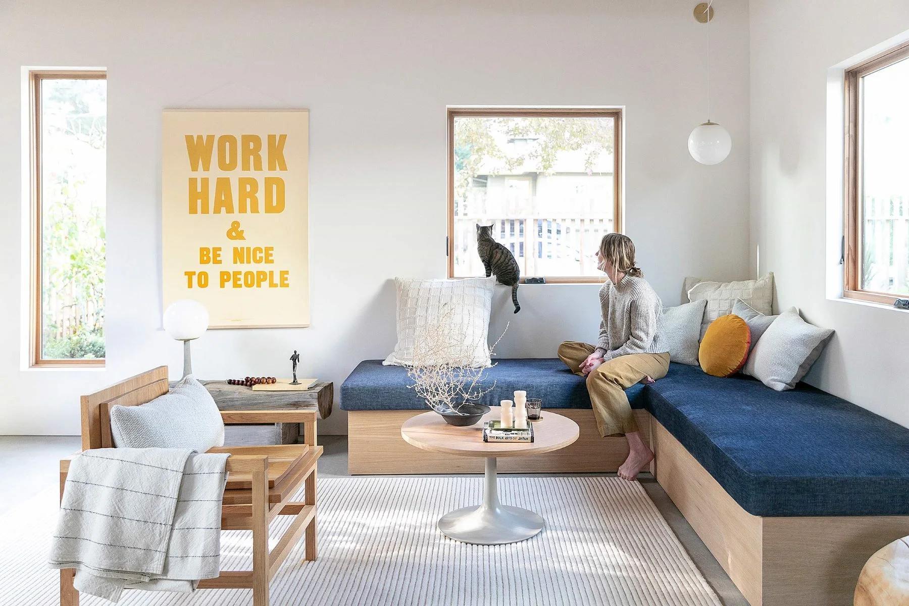 Mẫu thiết kế nội thất phòng khách với ghế sofa không tựa chữ L