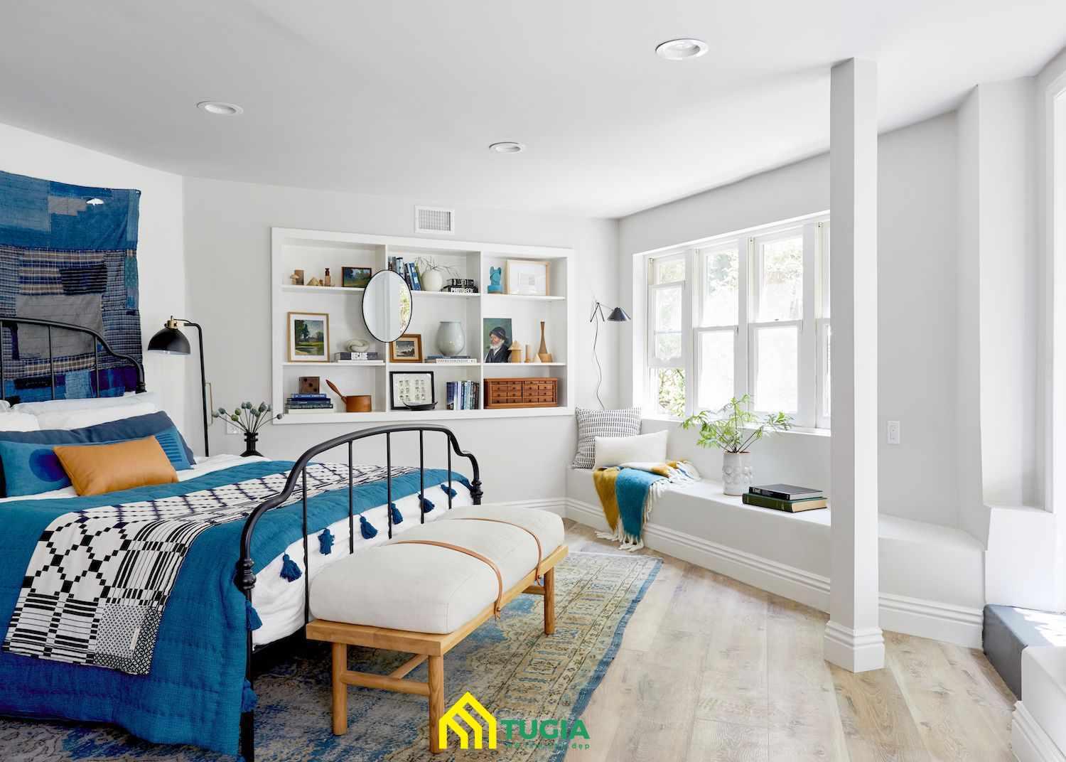 Bố trí phòng đọc sách mini cạnh cửa sổ để thu hút được nhiều ánh sáng tự nhiên cần thiết khi đọc sách