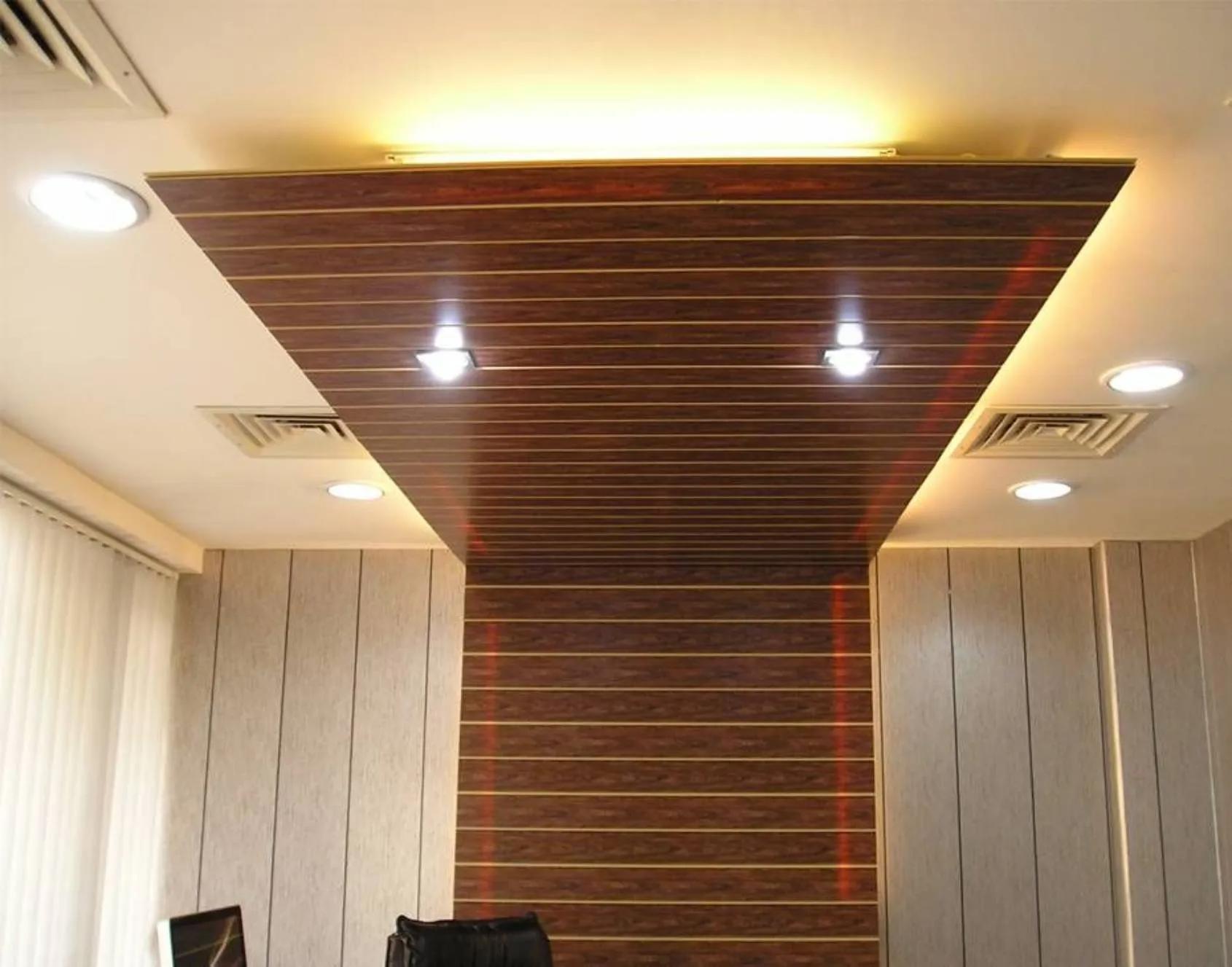 Mẫu trần nhựa phòng khách lam sóng giả gỗ tự nhiên