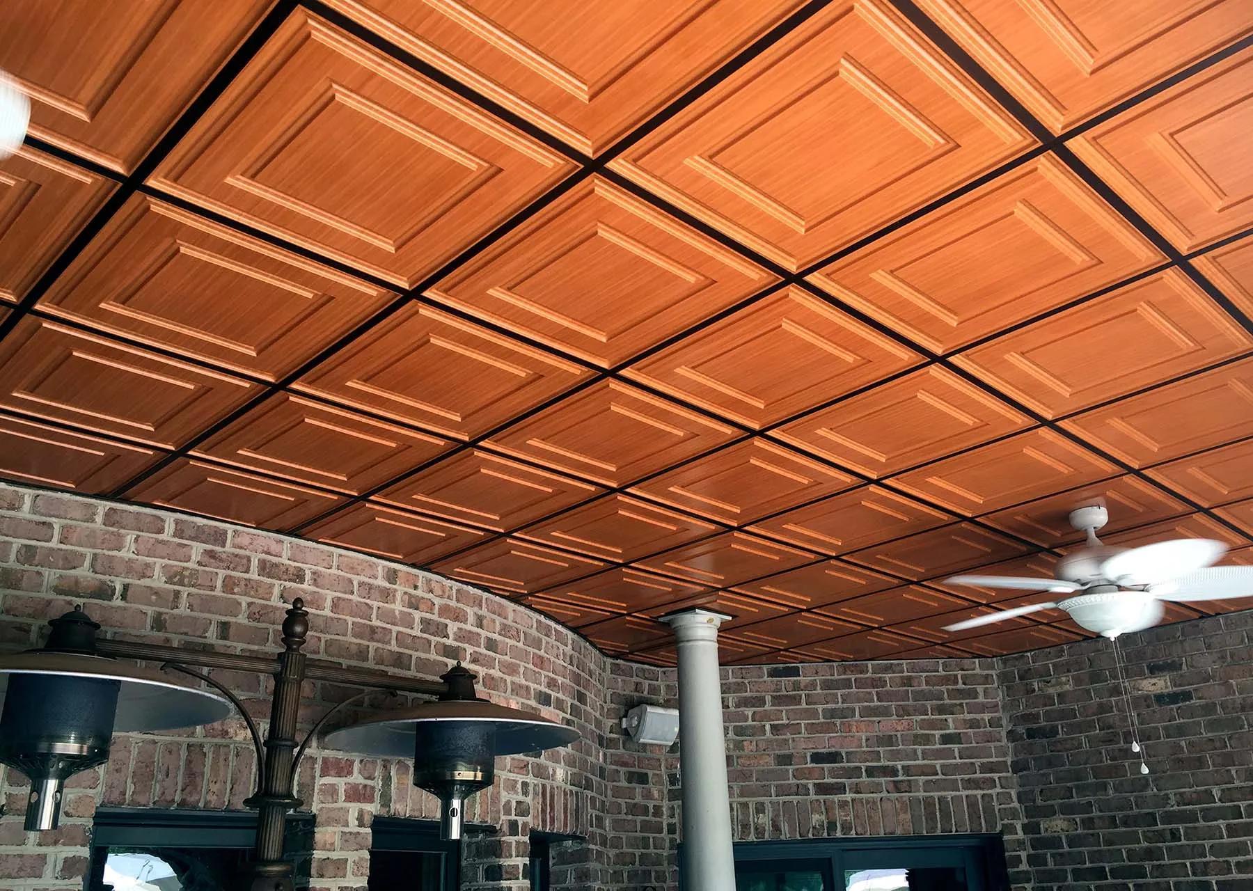 Lắp trần nhựa giả gạch đá màu nâu cho phòng khách