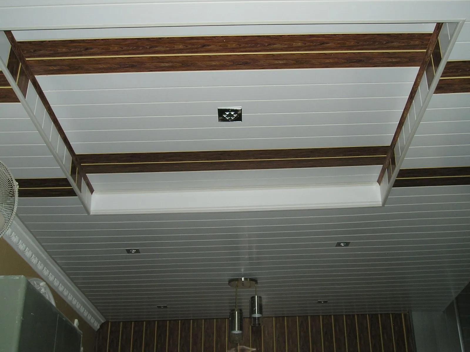 Mẫu trần nhựa phòng khách PVC có họa tiết giả gỗ