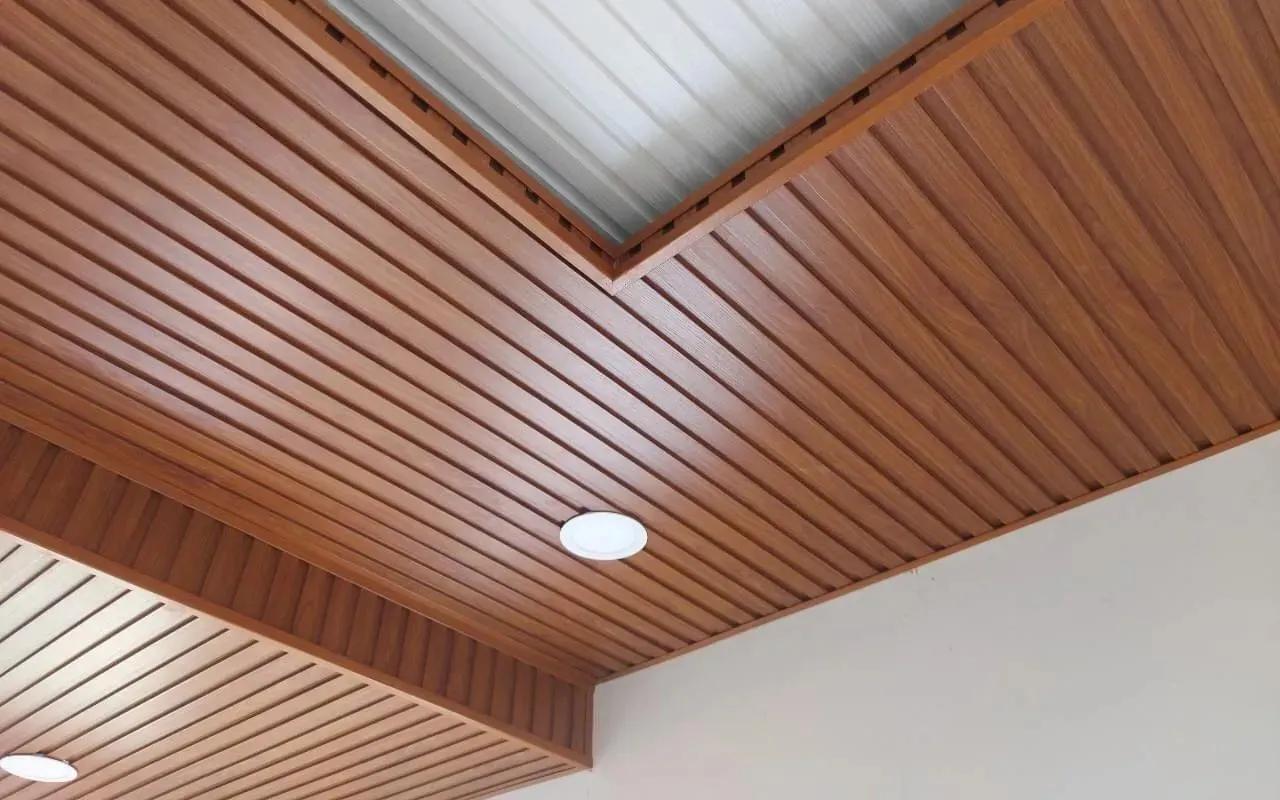 Mẫu trần nhựa phòng khách lam sóng kết hợp giật cấp