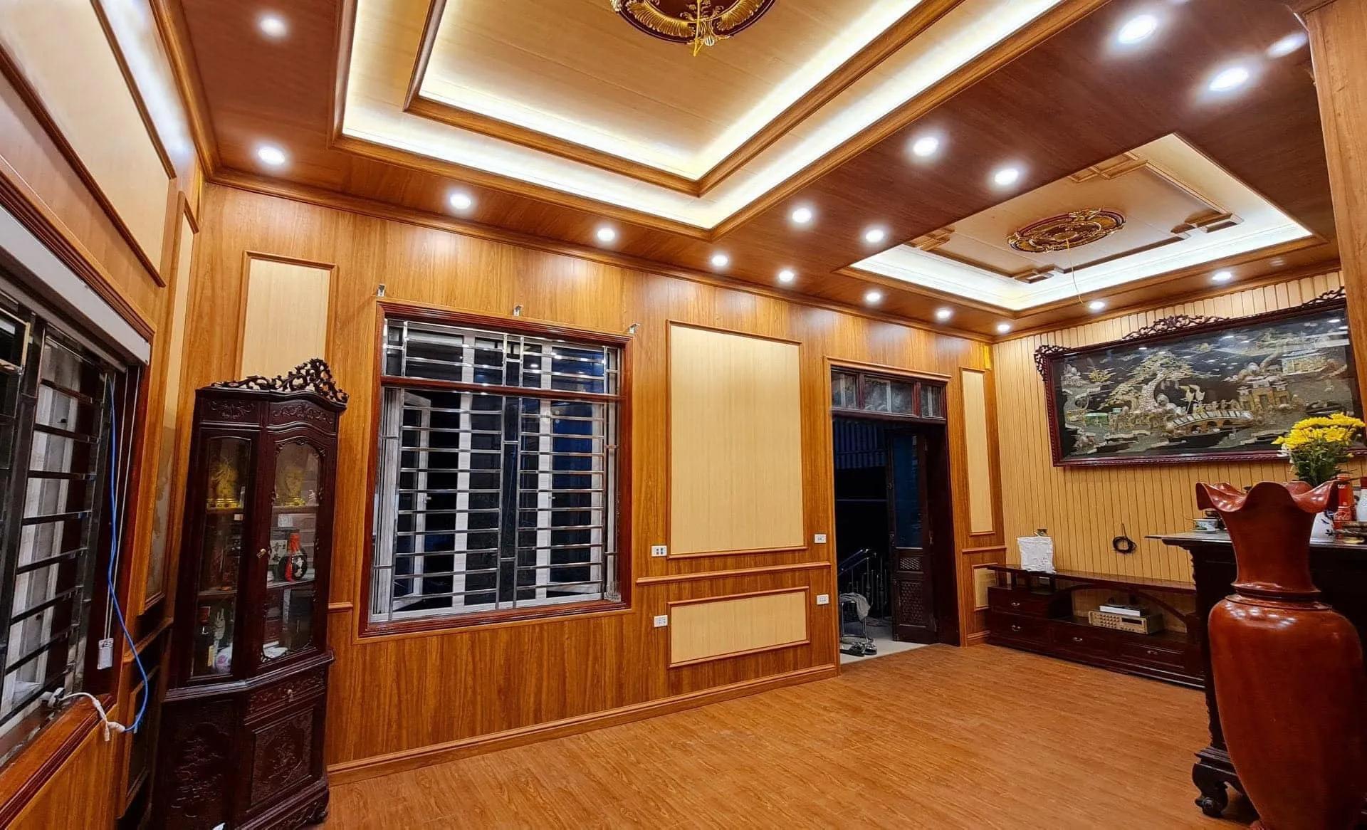 Mẫu trần nhựa giả gỗ phòng khách có thiết kế giật cấp