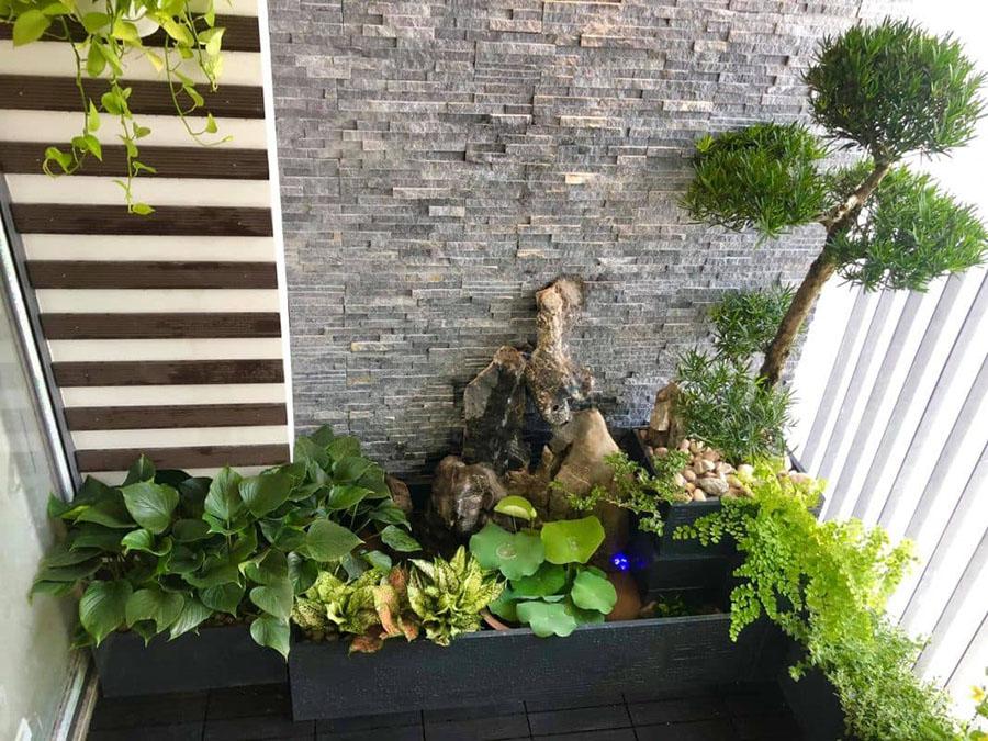 Trang trí ban công nhỏ bằng tiểu cảnh và cây xanh giúp bạn hòa mình vào thiên nhiên, tận hưởng giây phút thư giãn thoải mái nhất