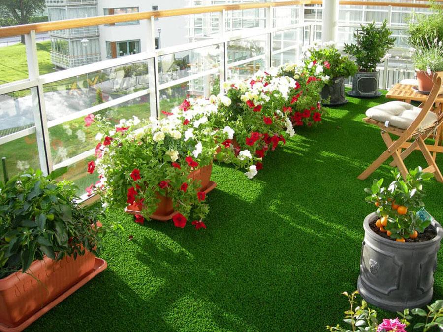 Mẫu trang trí ban công bằng thảm cỏ tạo sự liên kết với các chậu cây cảnh thành khu vườn nhỏ trong nhà bạn