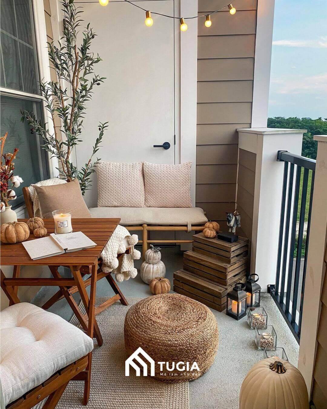 Lựa chọn thiết kế ban công đơn giản để phù hợp cho việc đọc sách, thư giãn mỗi ngày