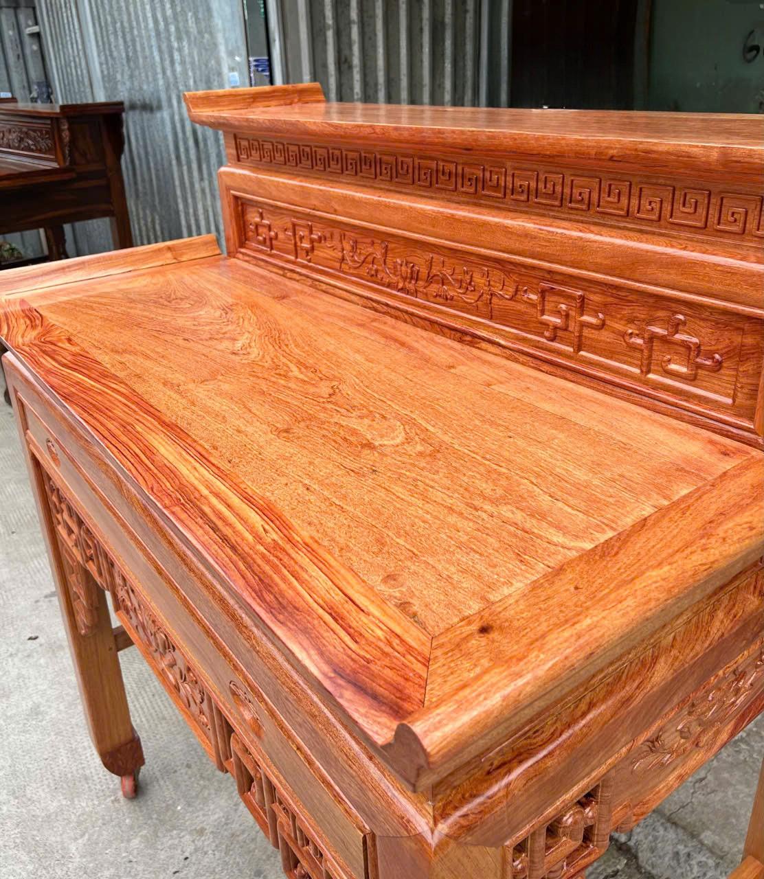 Mẫu bàn thờ làm từ gỗ Đinh Hương cao cấp, sang trọng và bền đẹp