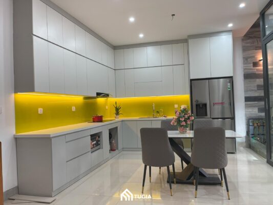 Không gian phòng bếp sử dụng chất liệu gỗ công nghiệp MDF vừa có độ bền cao mà chi phí lại rất phải chăng