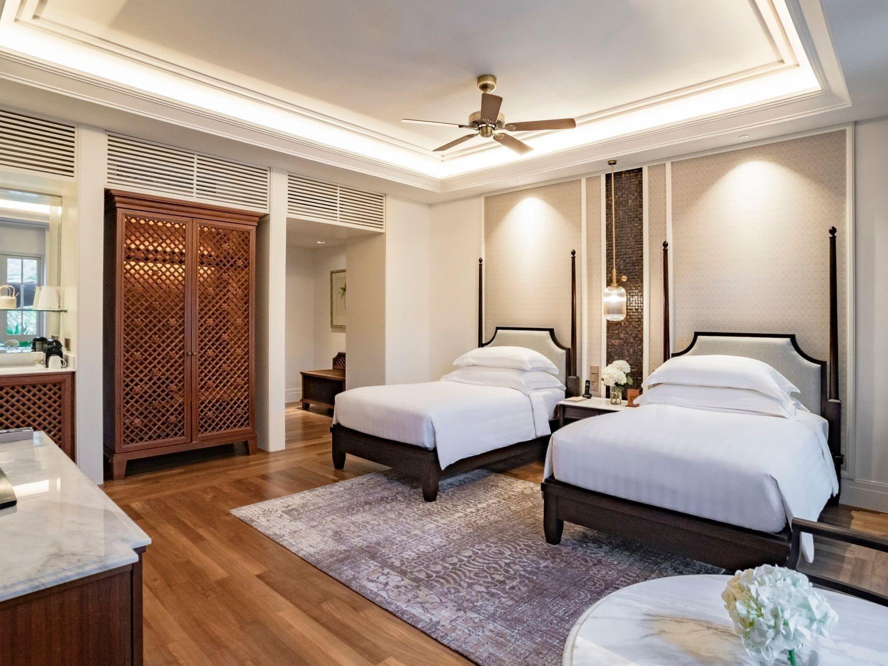 Mẫu phòng ngủ 2 giường dành cho ông bà với nội thất gỗ truyền thống cùng gam màu nâu trầm ấm