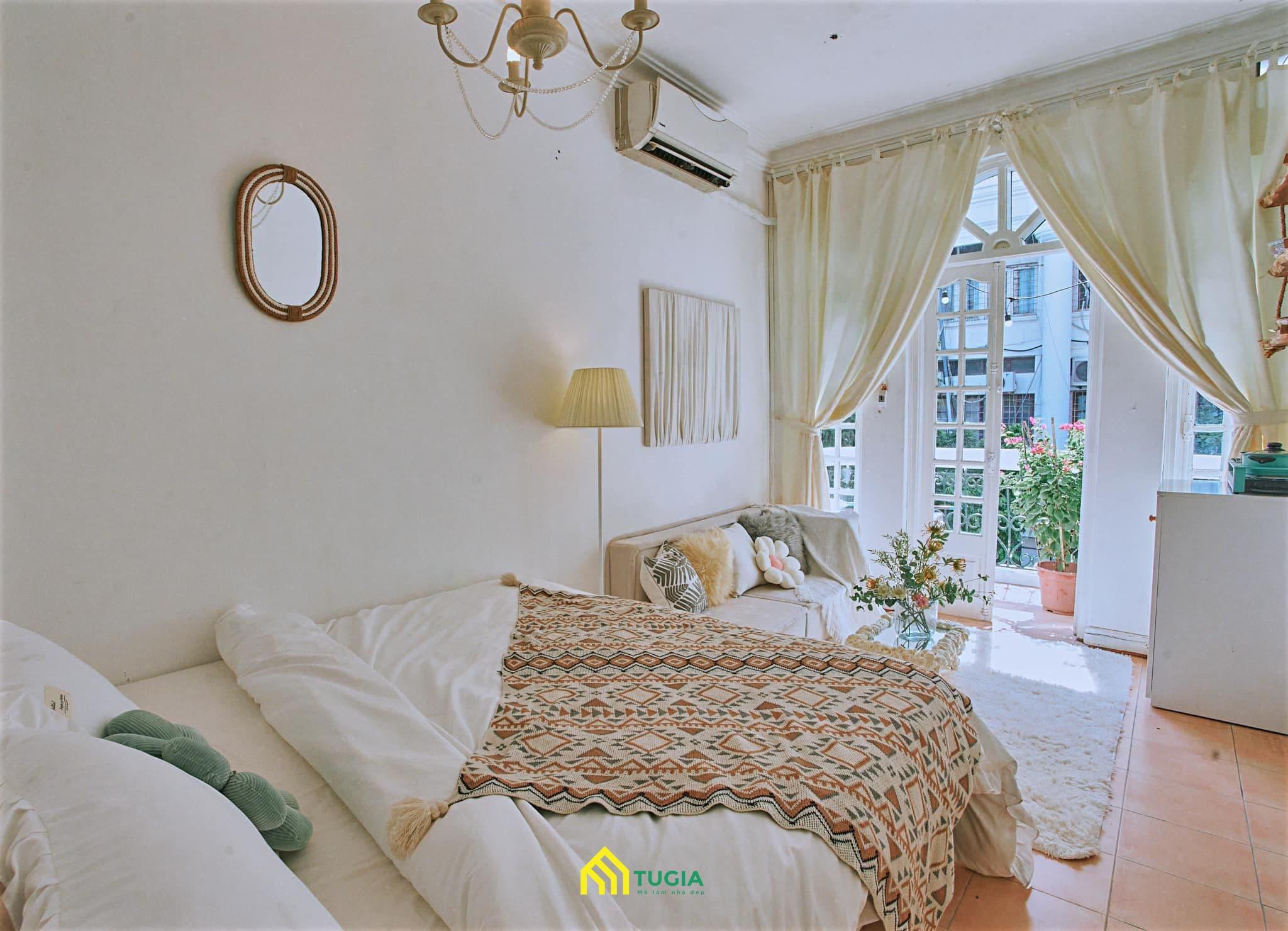 Sử dụng nội thất có thiết kế đơn giản, nhỏ gọn phù hợp với phong cách kiến trúc