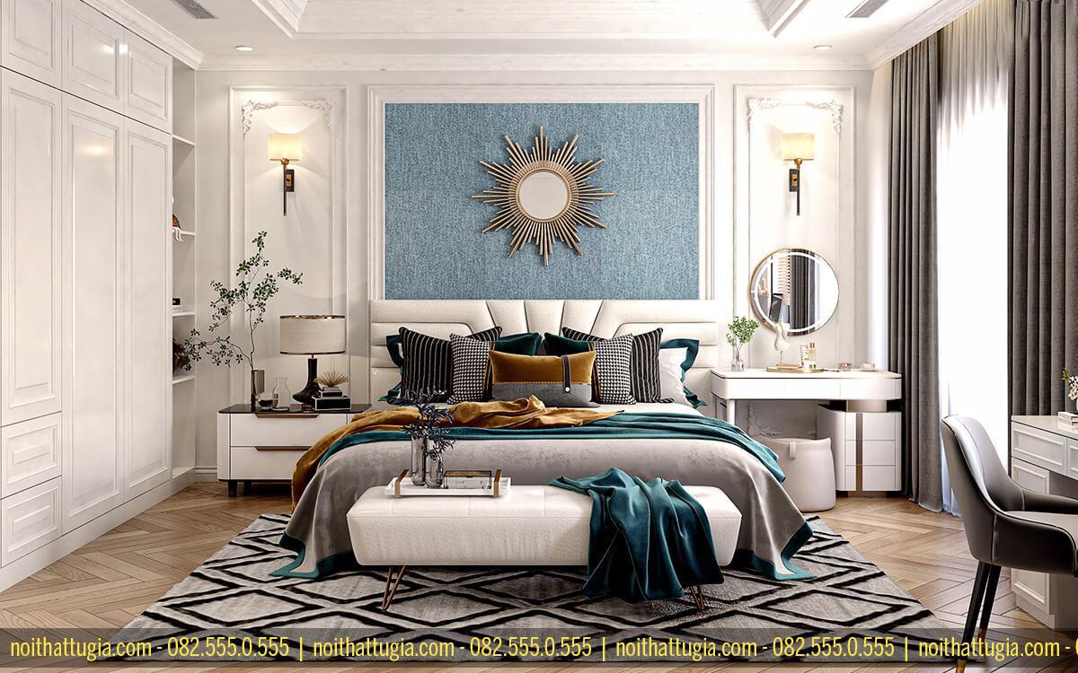 Điểm nhấn của toàn bộ không gian phòng ngủ là bộ giường ngủ bằng nhung kết hợp cùng ghế đôn đầu giường vô cùng sang trọng