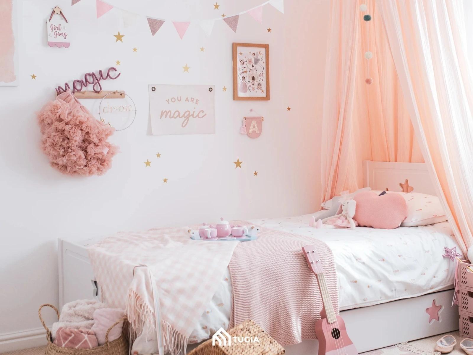 Thiết kế phòng ngủ trẻ em đáng yêu theo tone màu hồng xinh xắn khá phù hợp với các bé gái 8 tuổi