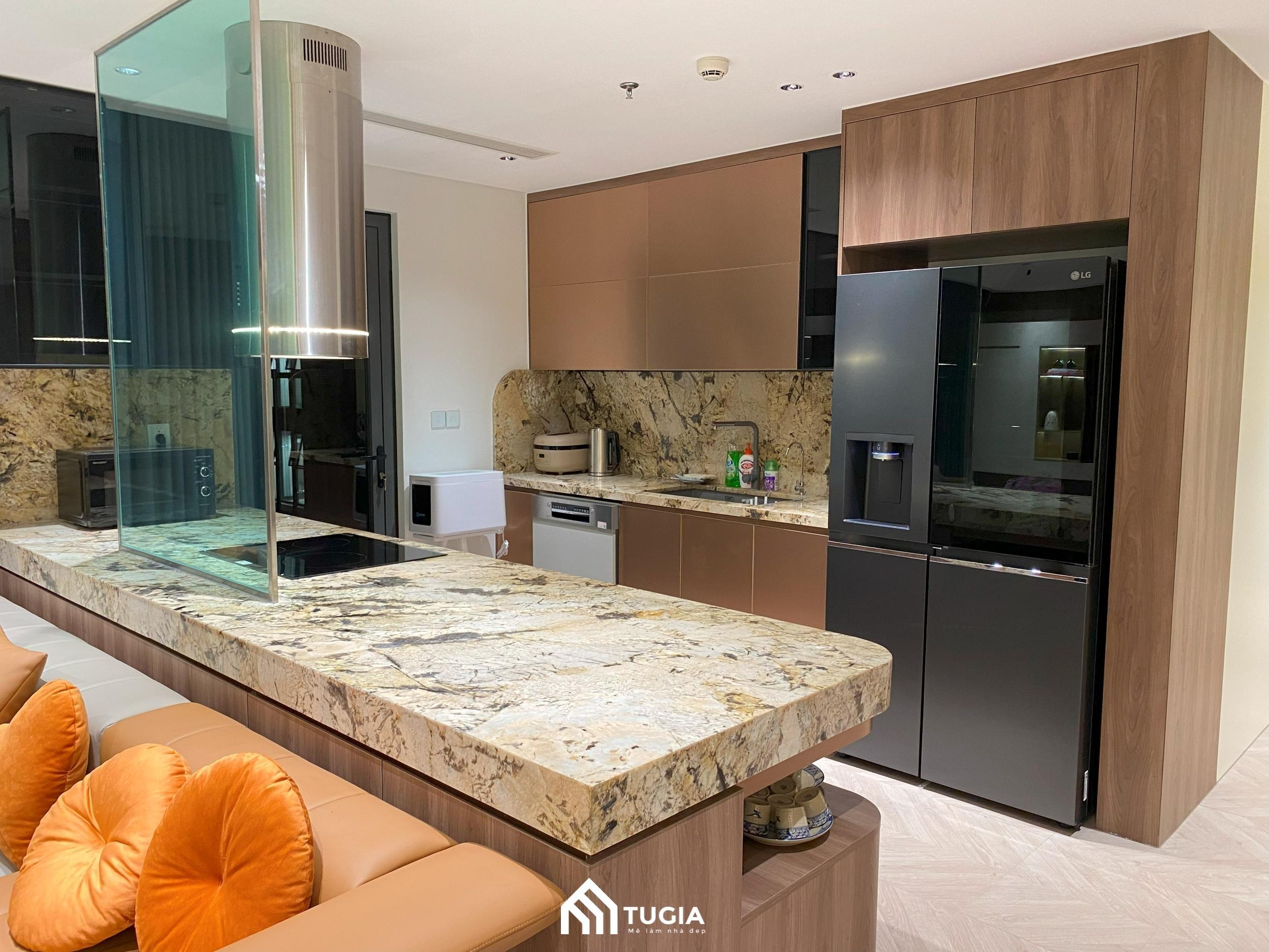 Mặt bàn bếp cao cấp bằng chất liệu đá Marble tự nhiên cùng vách kính cường lực