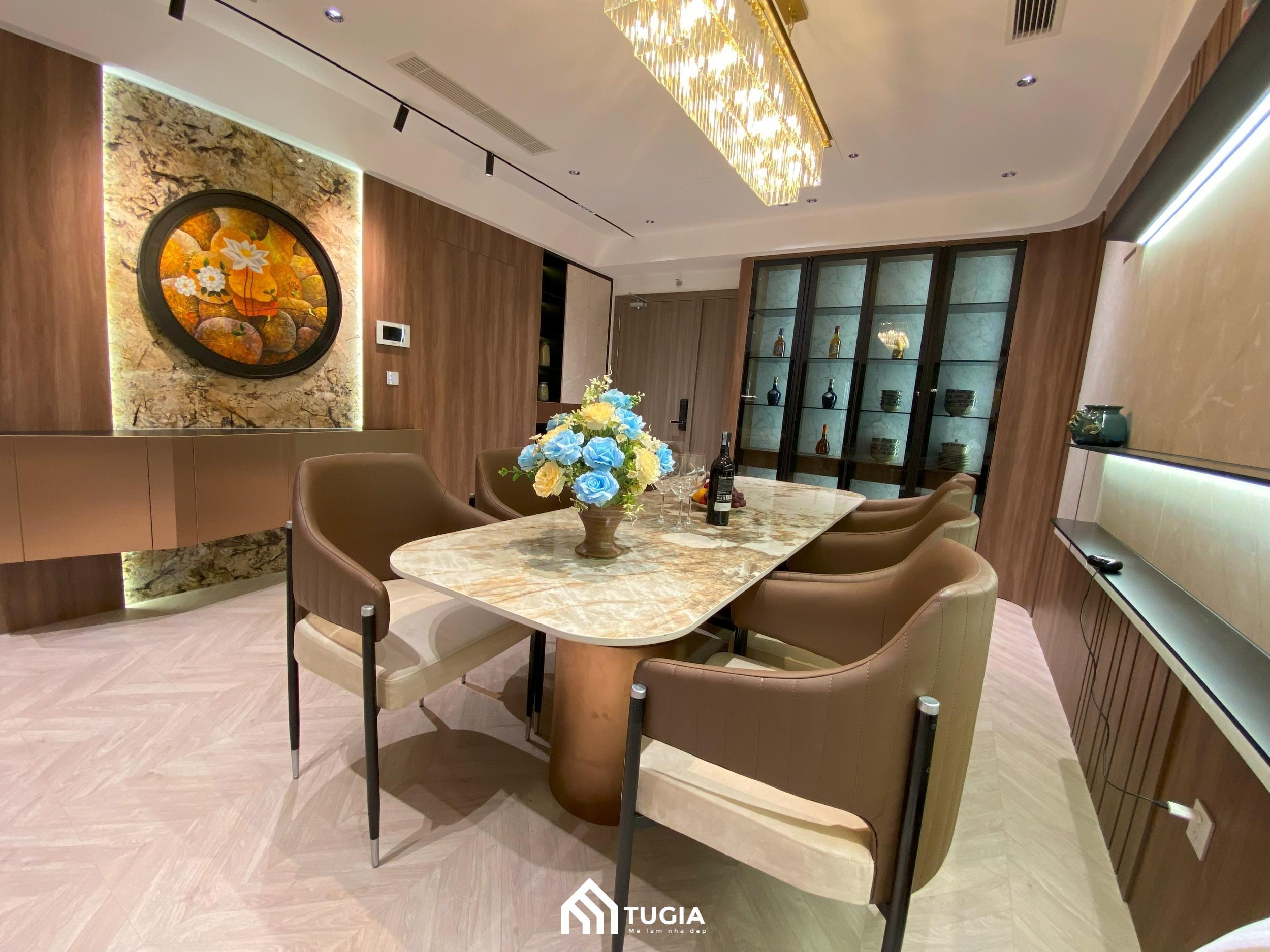 Hệ đèn pha lê thả trần tinh tế giúp không gian ăn uống thêm phần cao cấp
