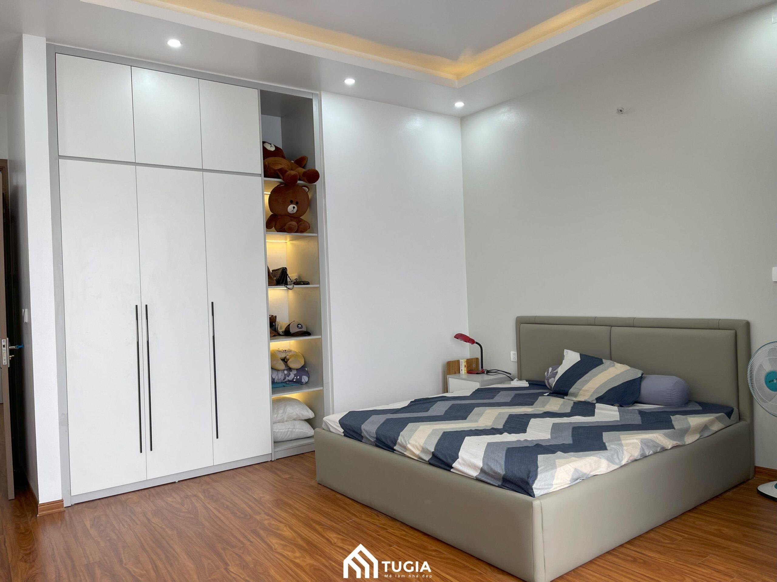 Thi công phòng ngủ với bàn làm việc kết hợp kệ tủ thông minh bằng gỗ công nghiệp