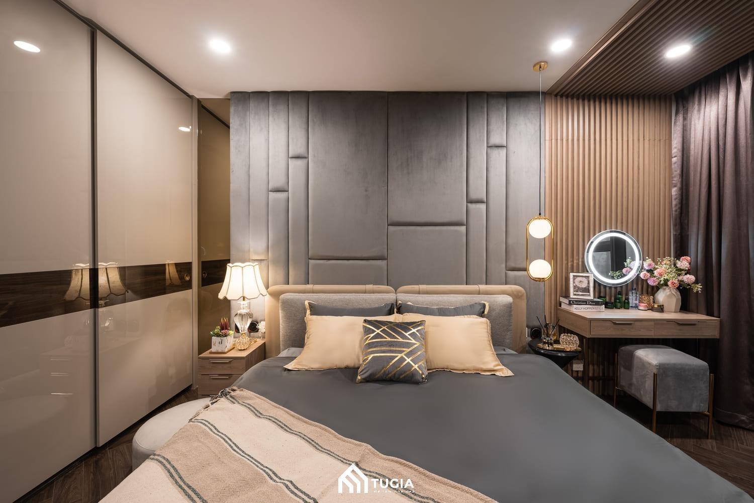 Thi công nội thất phòng ngủ với bàn phấn được đặt ngay cạnh giường ngủ giúp thuận tiện cho các chị em