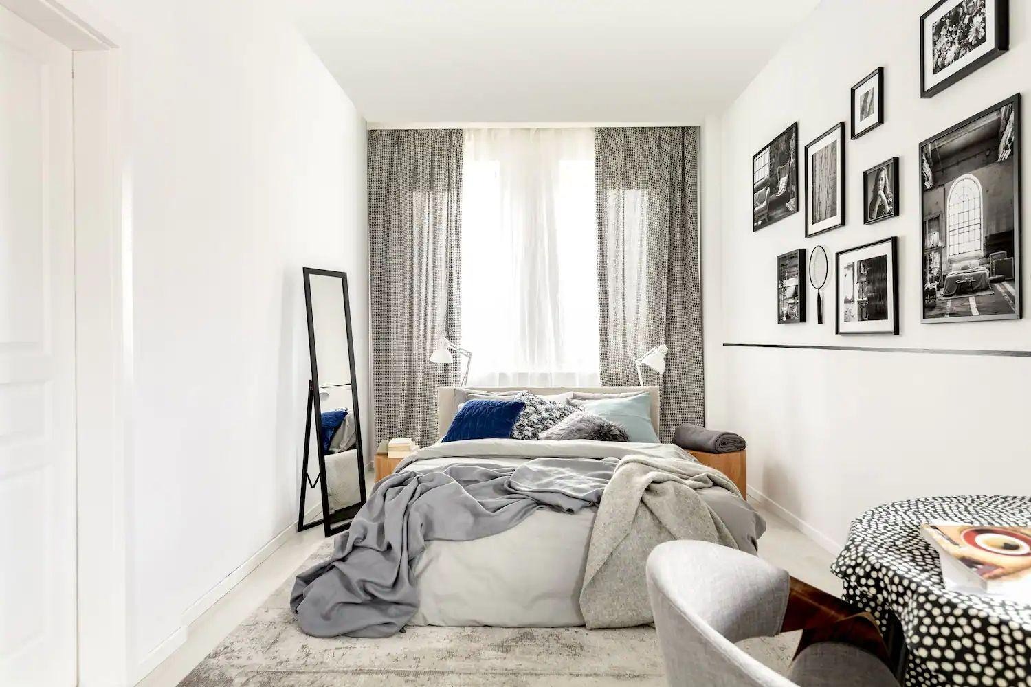 Nội thất phòng ngủ 3m2 có cửa sổ lớn lấy ánh sáng tự nhiên