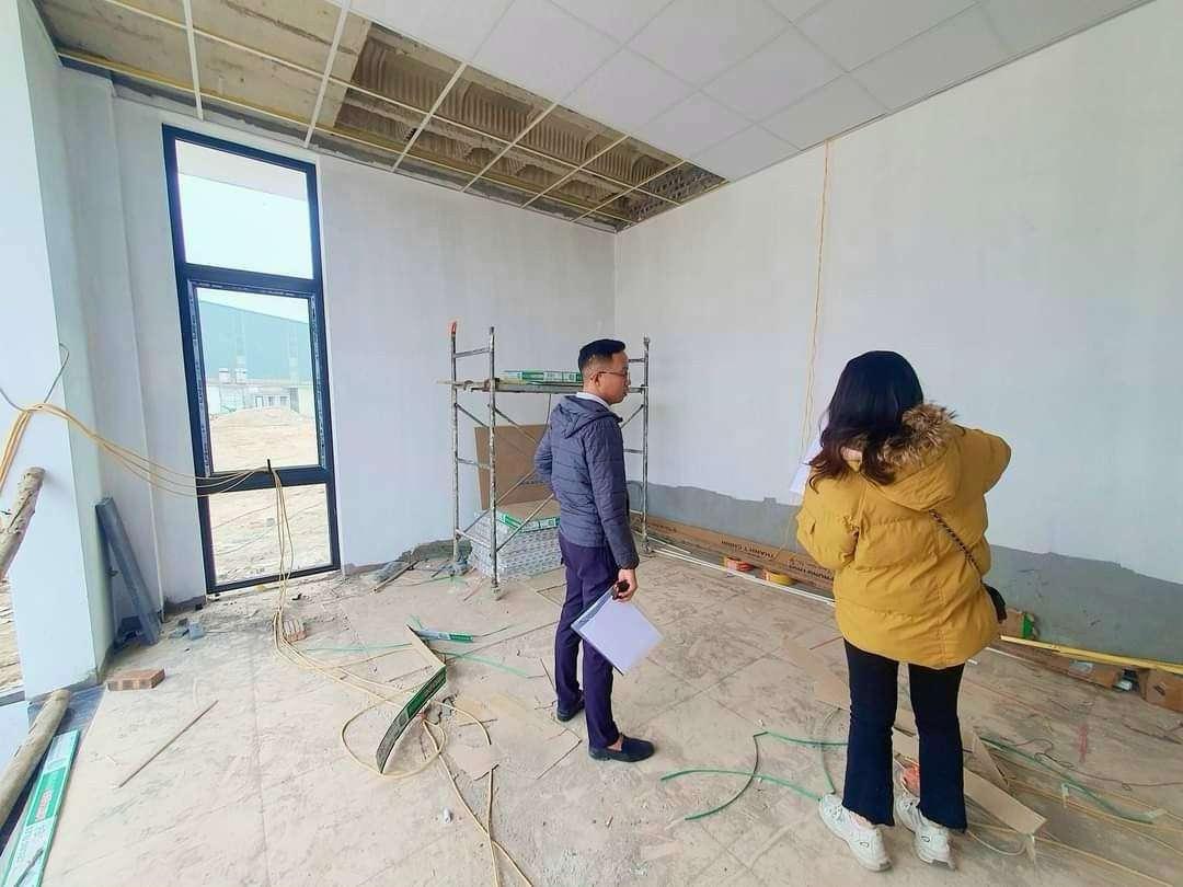 Kỹ sư Nguyễn Bá Cường khảo sát mặt bằng để lên phương án triển khai