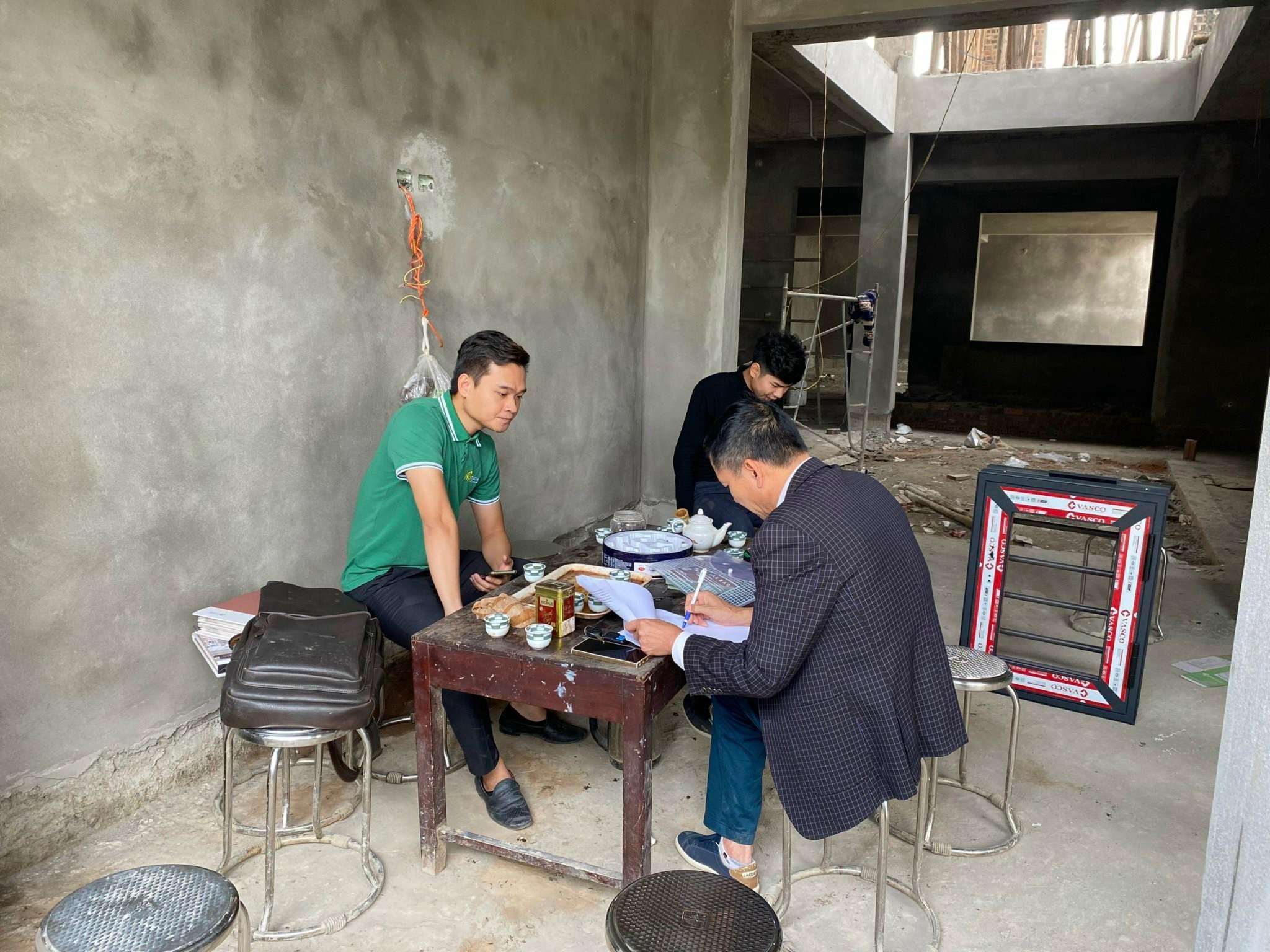 Khách hàng ký hợp đồng thiết kế nội thất cho căn biệt thự