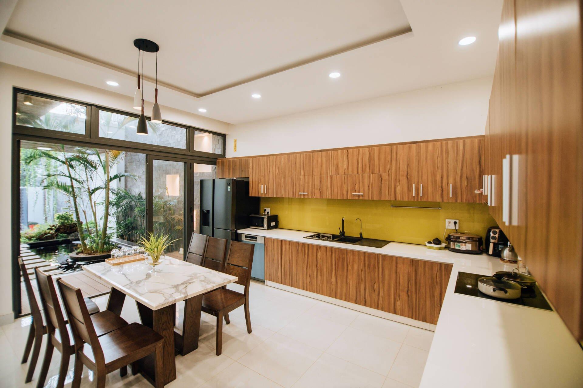 Thiết kế tủ bếp chữ L giúp tối ưu tuyệt đối không gian hẹp, ngang của nhà ống