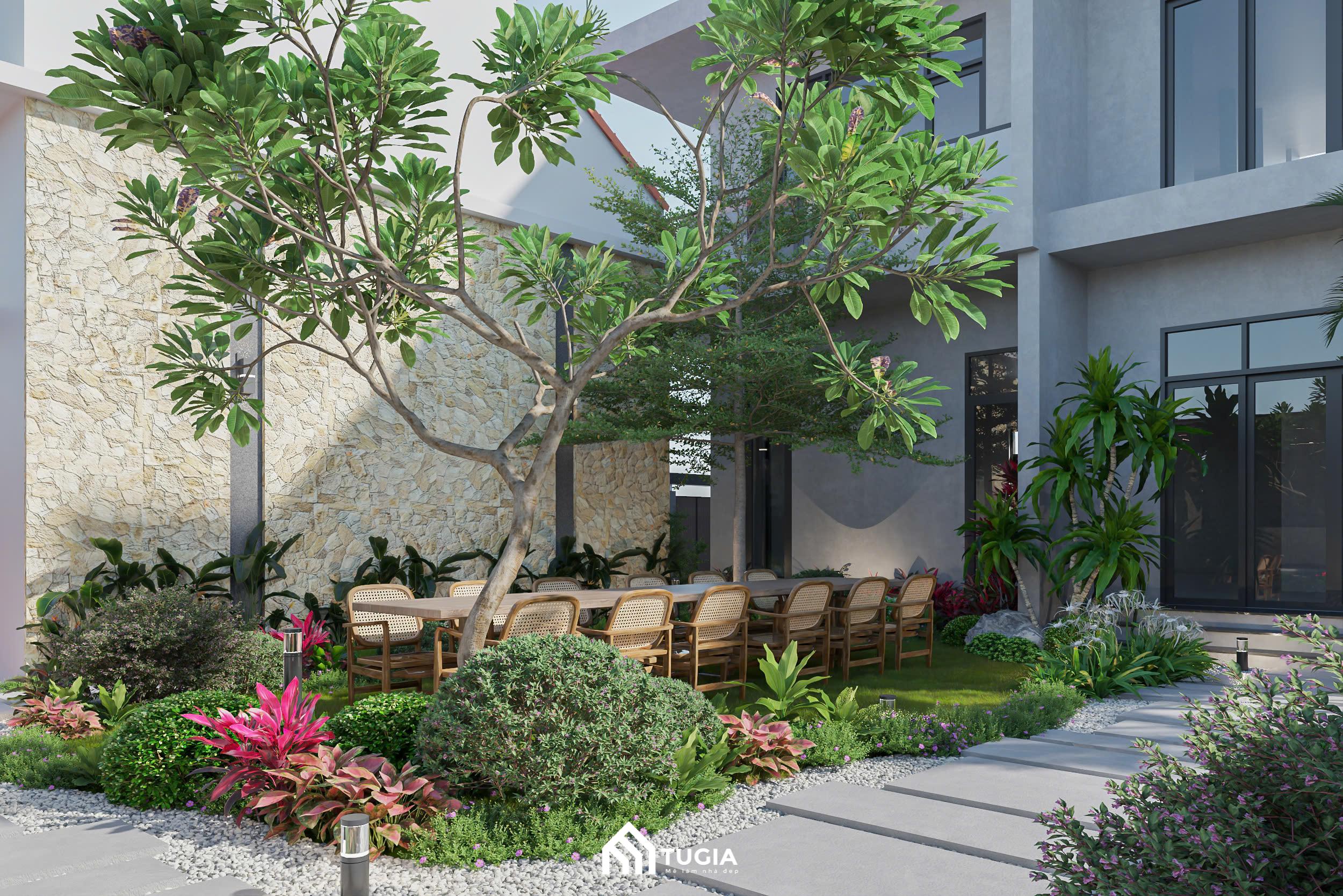 Khu vực vườn cây được bộ trí bộ bàn ghế gỗ kiểu đông dương giúp tạo không gian phục tiệc ngoài trời
