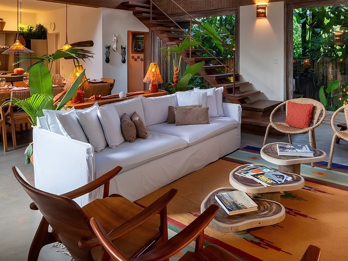 Trang trí nội thất Tropical với họa tiết lá cây to bản và đèn mây tre